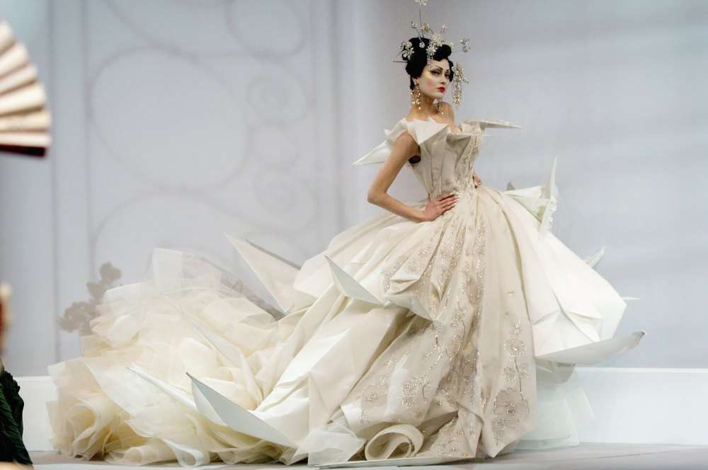 10 John Galliano Looks the Met Exhibition Should Include—and Why Vanity Teen 虚荣青年 Shalom Harlow wears the closing bridal look from John Galliano's Christian Dior Spring 2007 Couture collection.