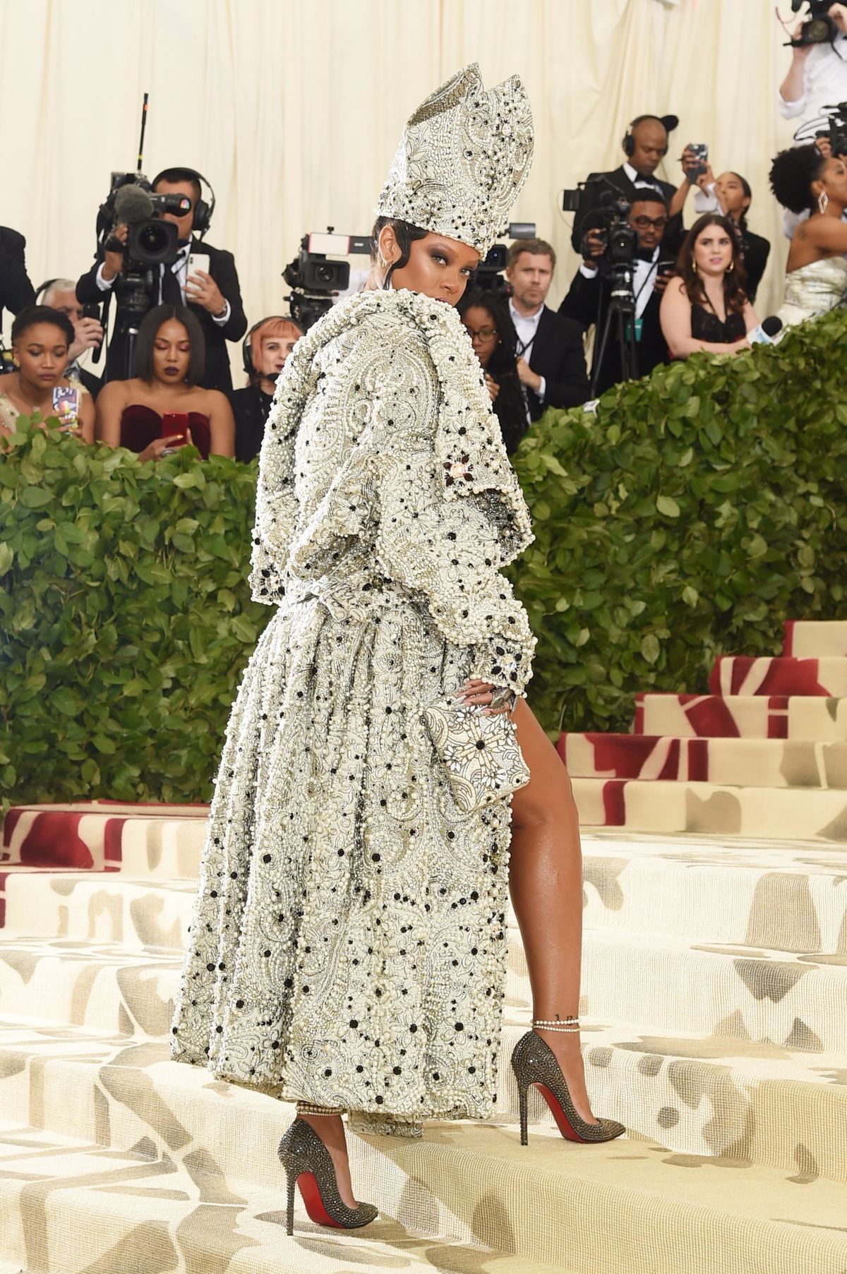 John Galliano Takes Over the Met Gala 2027—and Sparks Controversy Vanity Teen 虚荣青年 John Galliano Takes Over the Met Gala 2027—and Sparks Controversy John Galliano Takes Over the Met Gala 2027—and Sparks Controversy Vanity Teen 虚荣青年