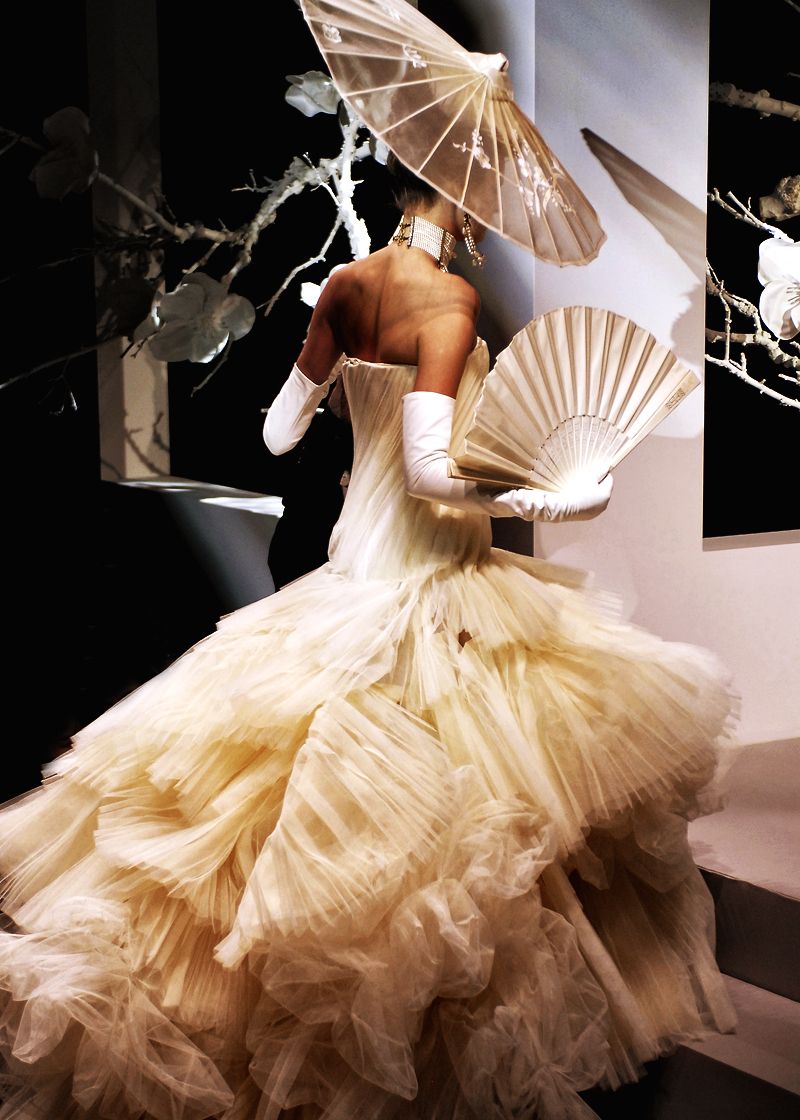John Galliano Takes Over the Met Gala 2027—and Sparks Controversy Vanity Teen 虚荣青年 Dior by John Galliano
