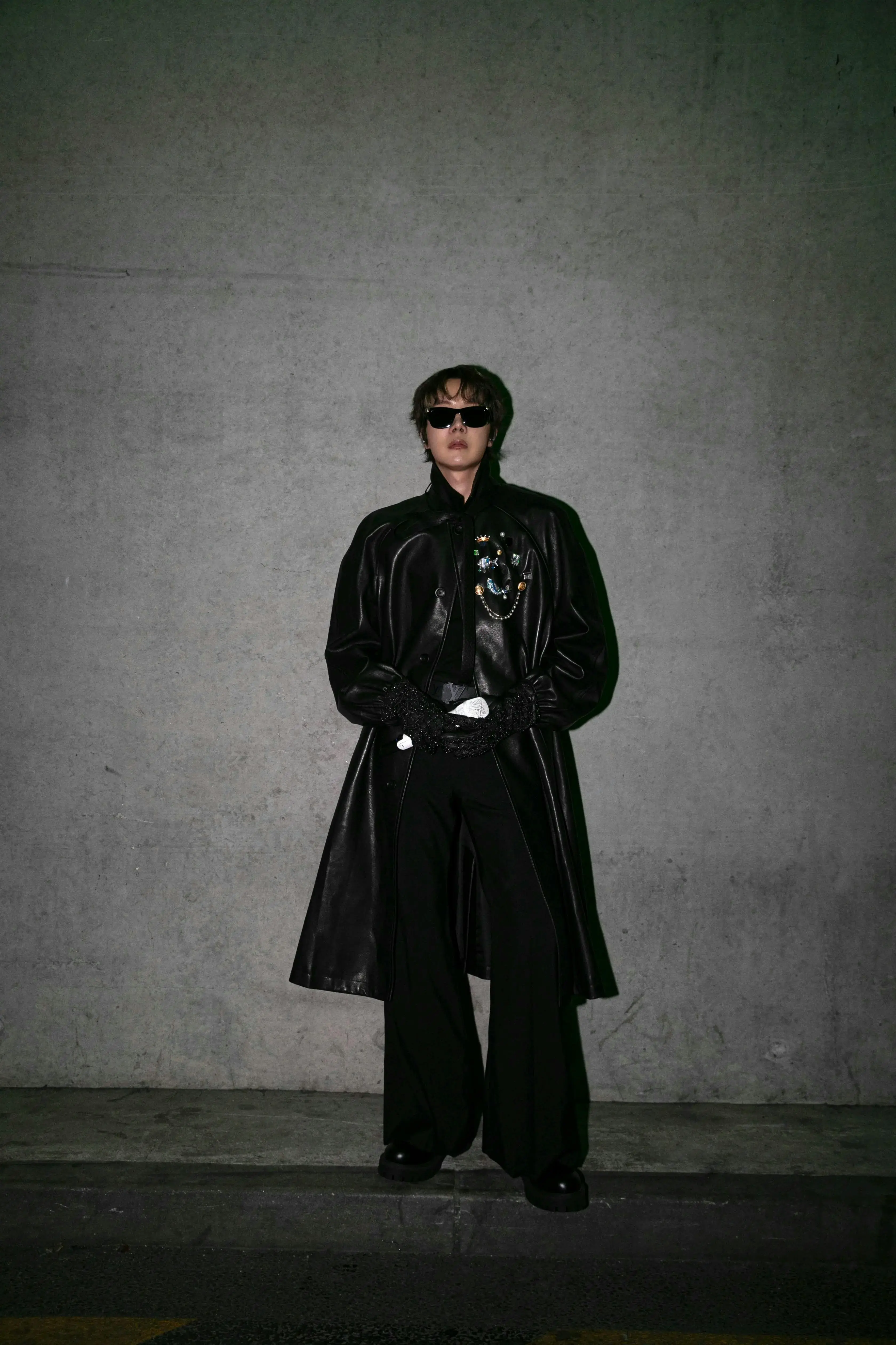 BTS ARIRANG: Inside the Looks of the World Tour Vanity Teen 虚荣青年 j-hope of BTS wearing a long black Louis Vuitton leather coat with pleated wool trousers during the ARIRANG World Tour in Paris.