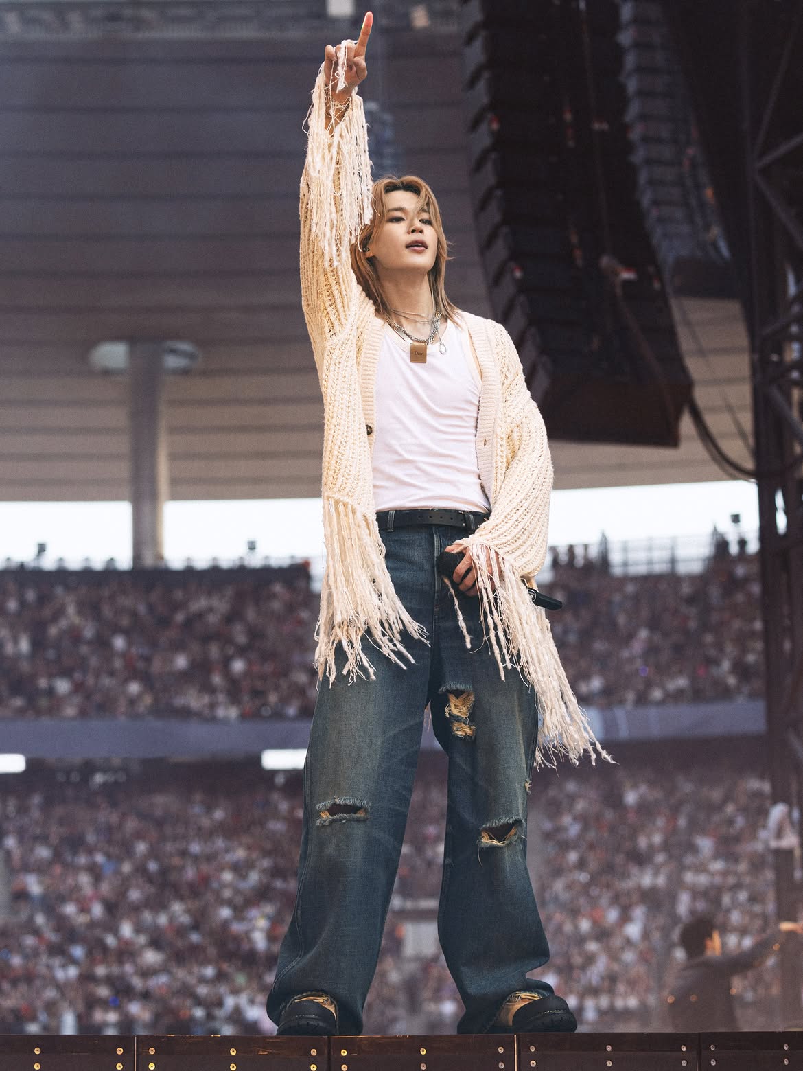 BTS ARIRANG: Inside the Looks of the World Tour Vanity Teen 虚荣青年 Jimin of BTS wearing an ivory Dior cardigan with a white top and blue jeans during the ARIRANG World Tour in Paris.