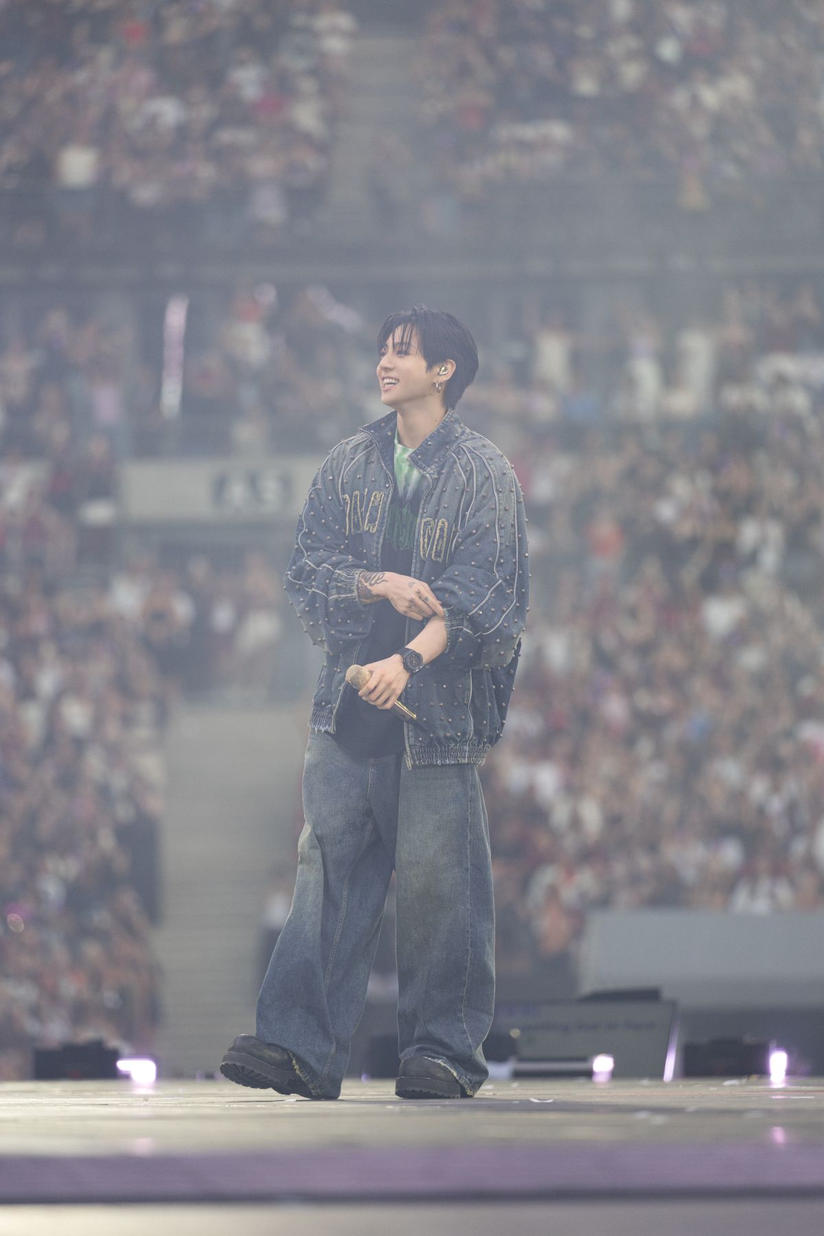 BTS ARIRANG: Inside the Looks of the World Tour Vanity Teen 虚荣青年 Jung Kook of BTS wearing an oversized studded Balenciaga denim jacket with loose jeans during the ARIRANG World Tour in Paris.