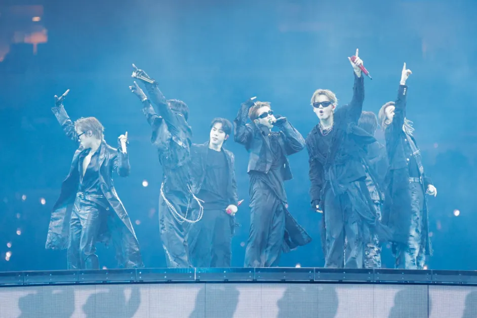 BTS ARIRANG: Inside the Looks of the World Tour Vanity Teen 虚荣青年 BTS members performing together onstage during the ARIRANG World Tour at MetLife Stadium in East Rutherford, New Jersey.