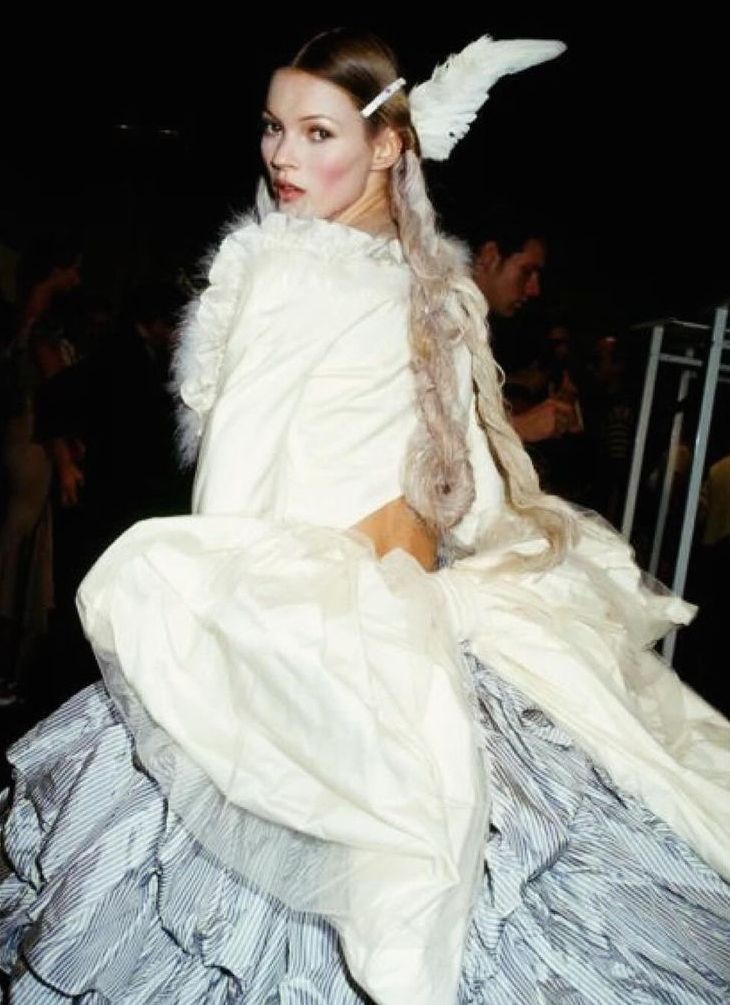 10 John Galliano Looks the Met Exhibition Should Include—and Why Vanity Teen 虚荣青年 Kate Moss wears look 4 backstage ahead of the show.
