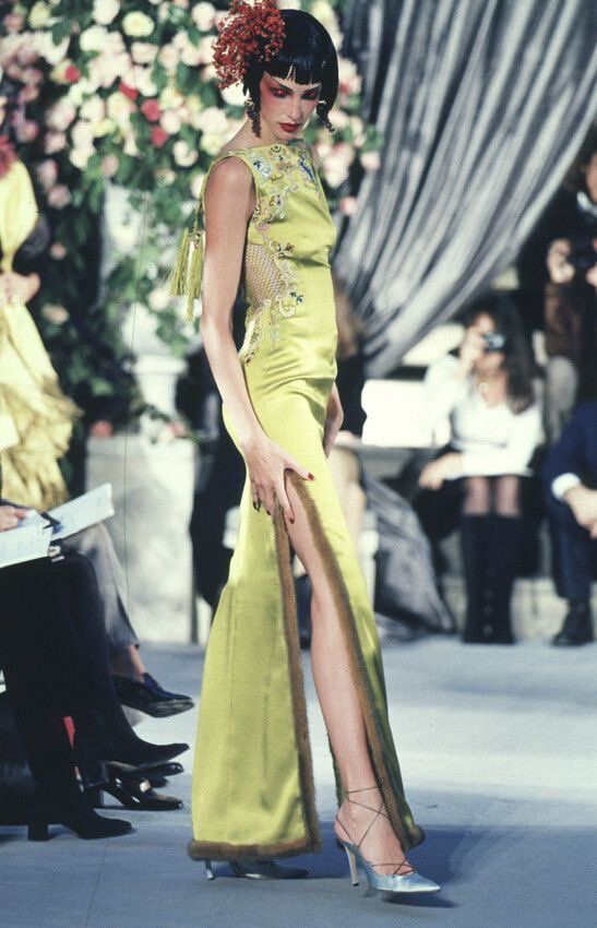10 John Galliano Looks the Met Exhibition Should Include—and Why Vanity Teen 虚荣青年 Look 3 from John Galliano's debut Couture collection for Christian Dior, 1997.