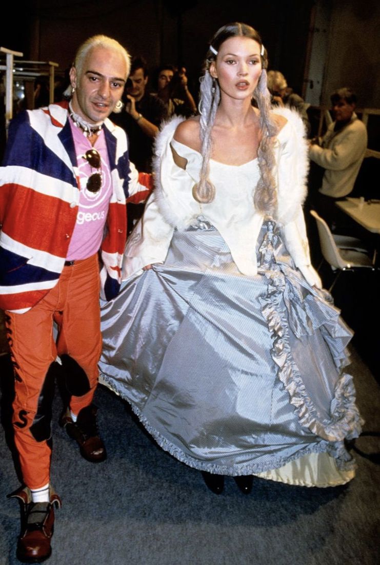 10 John Galliano Looks the Met Exhibition Should Include—and Why Vanity Teen 虚荣青年 Kate Moss wears look 4 backstage ahead of the show.
