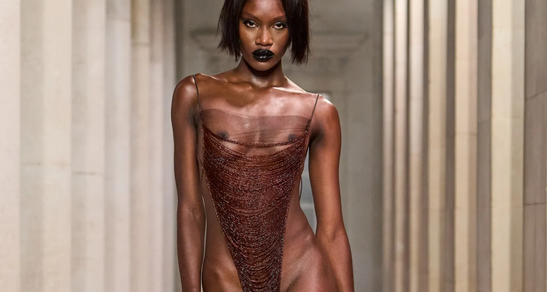 Mowalola SS27 Is the Glamorous, Erotic Spectacle We Needed Mowalola SS27 Is the Glamorous, Erotic Spectacle We Needed Vanity Teen 虚荣青年