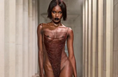 Mowalola SS27 Is the Glamorous, Erotic Spectacle We Needed Mowalola SS27 Is the Glamorous, Erotic Spectacle We Needed Vanity Teen 虚荣青年