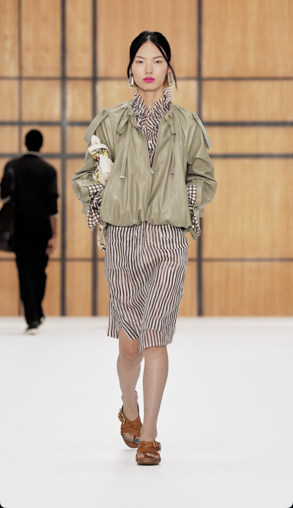 BURBERRY SS27 - WHEN HERITAGE STOPS BEHAVING Vanity Teen BURBERRY SS27 - WHEN HERITAGE STOPS BEHAVING BURBERRY SS27 - WHEN HERITAGE STOPS BEHAVING Vanity Teen