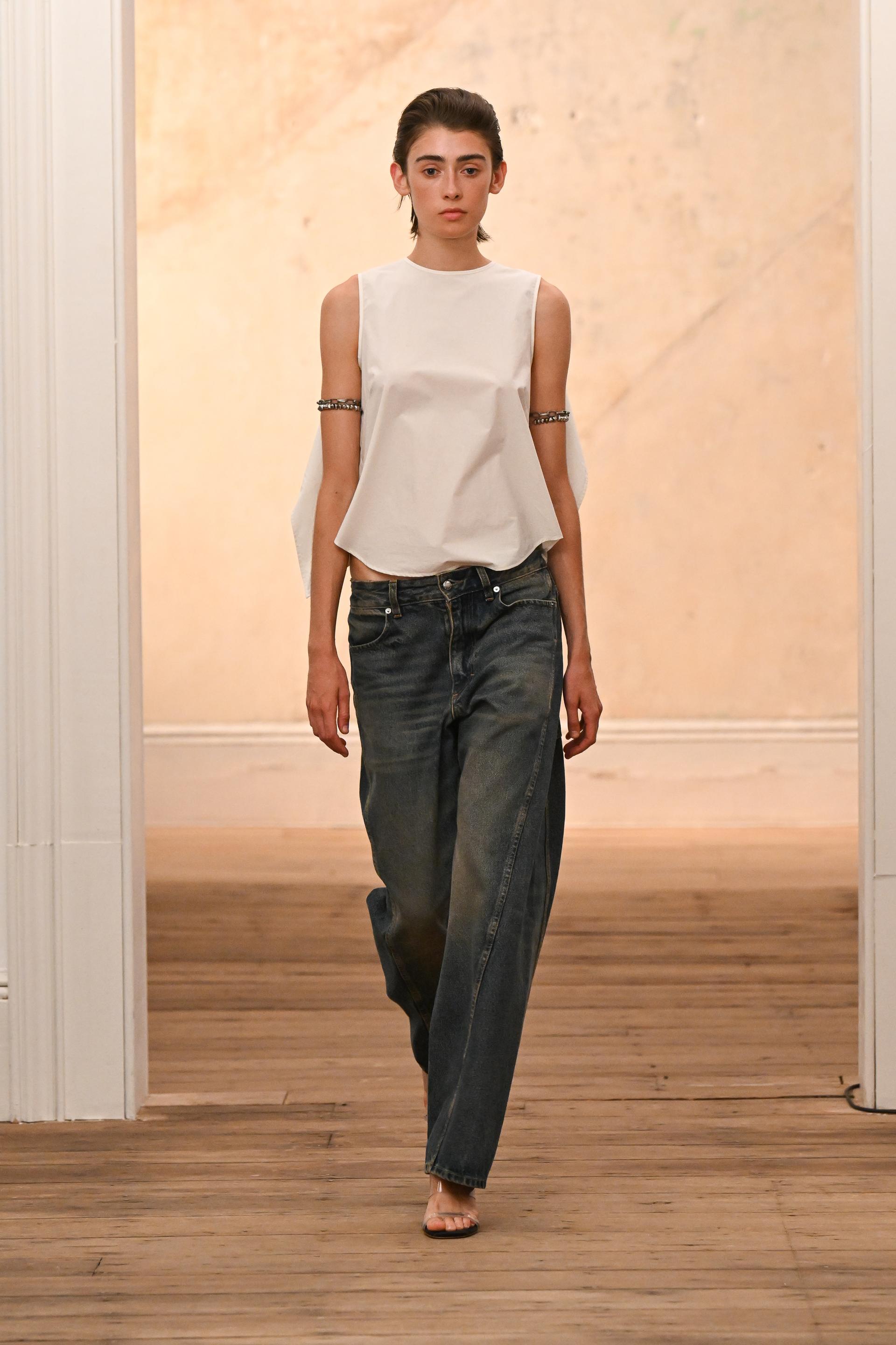 Eckhaus Latta SS27: New York Ease, Sheer Layers and J.Crew Classics Vanity Teen 虚荣青年 Eckhaus Latta SS27: New York Ease, Sheer Layers and J.Crew Classics Eckhaus Latta SS27: New York Ease, Sheer Layers and J.Crew Classics Vanity Teen 虚荣青年