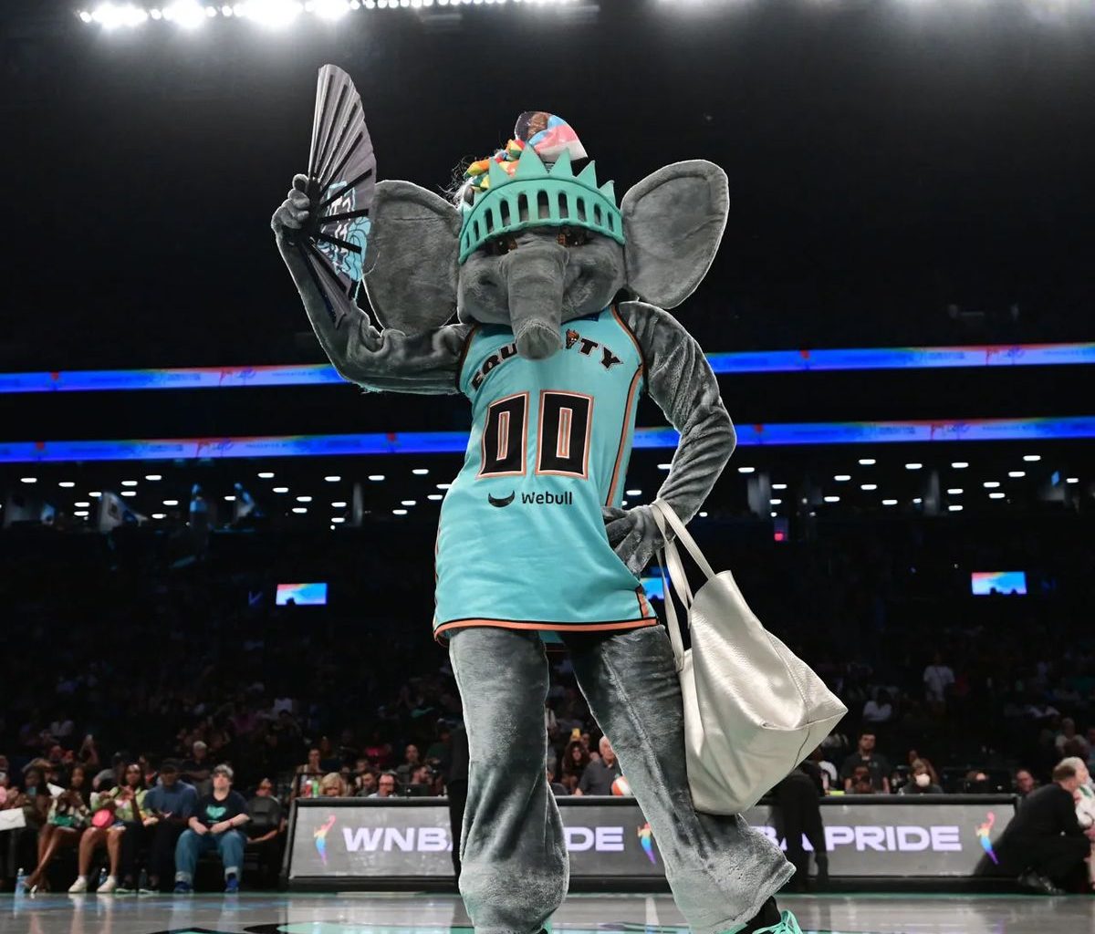 Ellie the Elephant Is New York’s Unexpected Fashion Icon of the Moment Ellie the Elephant Is New York’s Unexpected Fashion Icon of the Moment Vanity Teen 虚荣青年