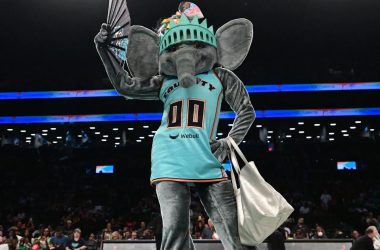 Ellie the Elephant Is New York’s Unexpected Fashion Icon of the Moment Ellie the Elephant Is New York’s Unexpected Fashion Icon of the Moment Vanity Teen 虚荣青年