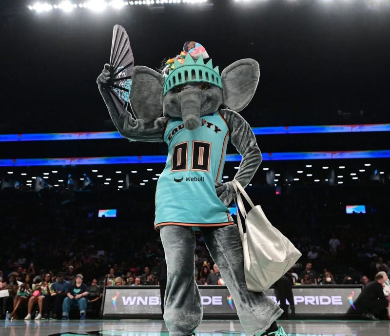 Ellie the Elephant Is New York’s Unexpected Fashion Icon of the Moment Ellie the Elephant Is New York’s Unexpected Fashion Icon of the Moment Vanity Teen 虚荣青年