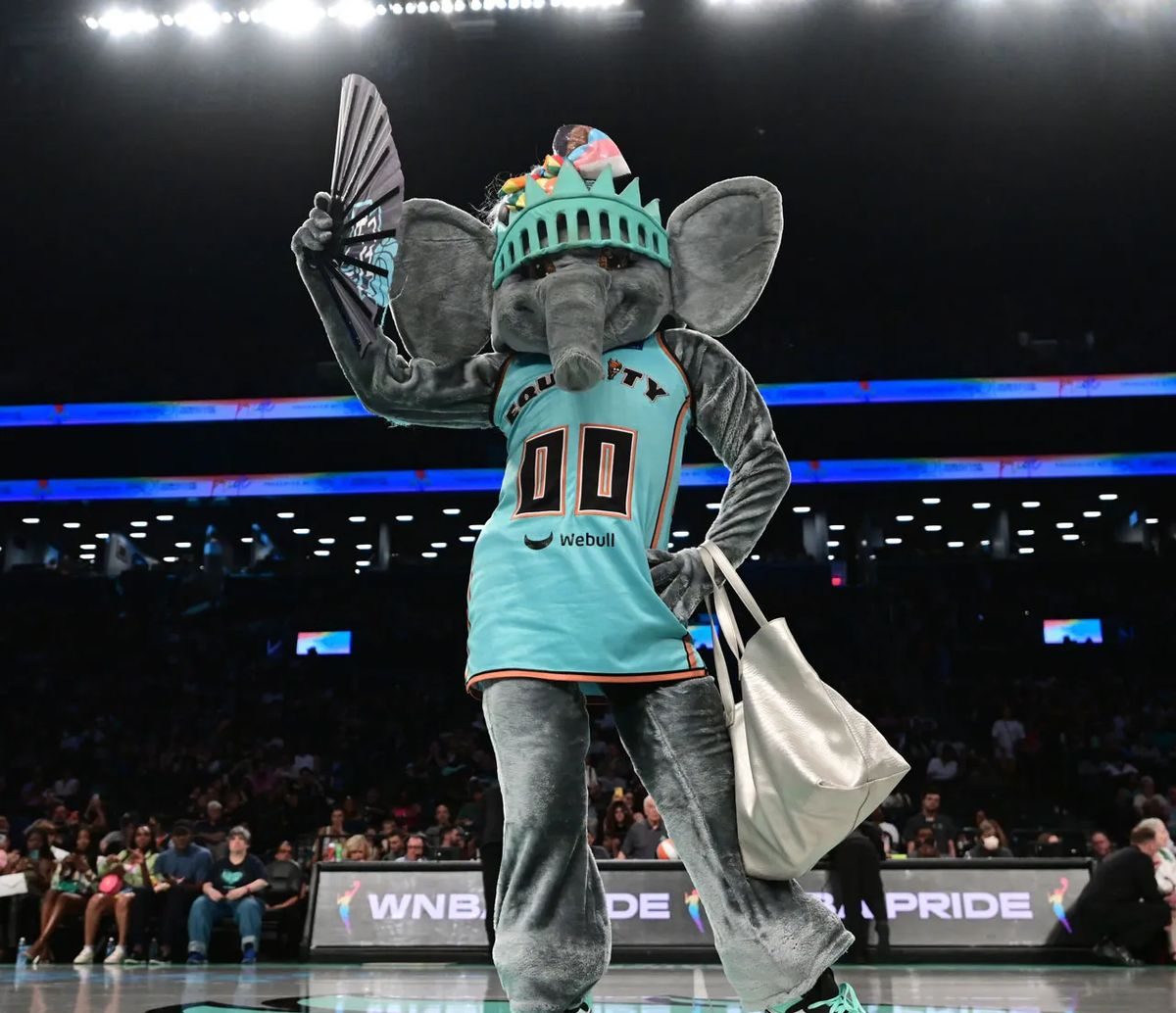 Ellie the Elephant Is New York’s Unexpected Fashion Icon of the Moment Ellie the Elephant Is New York’s Unexpected Fashion Icon of the Moment Vanity Teen 虚荣青年