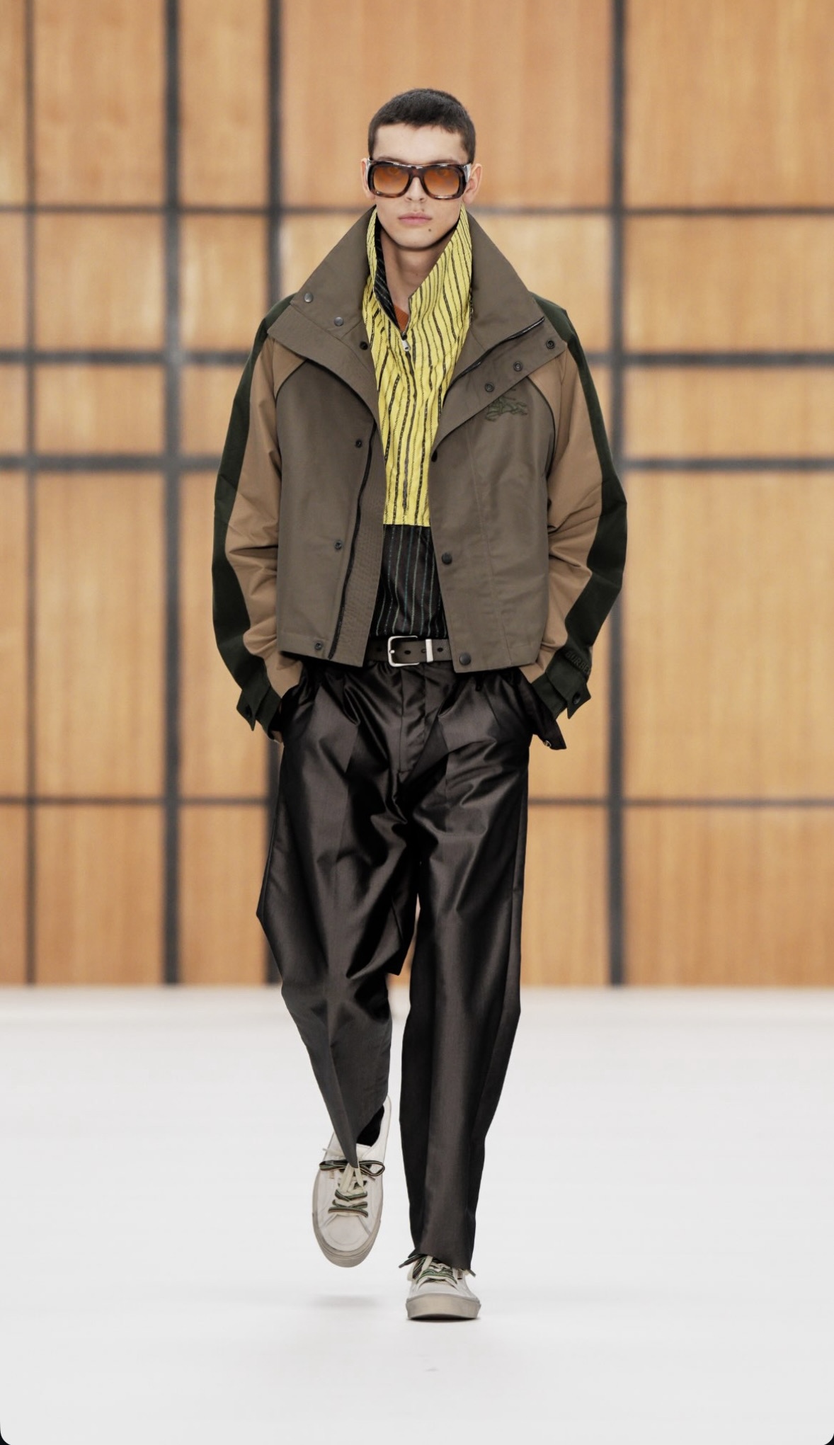 BURBERRY SS27 - WHEN HERITAGE STOPS BEHAVING Vanity Teen BURBERRY SS27 - WHEN HERITAGE STOPS BEHAVING BURBERRY SS27 - WHEN HERITAGE STOPS BEHAVING Vanity Teen