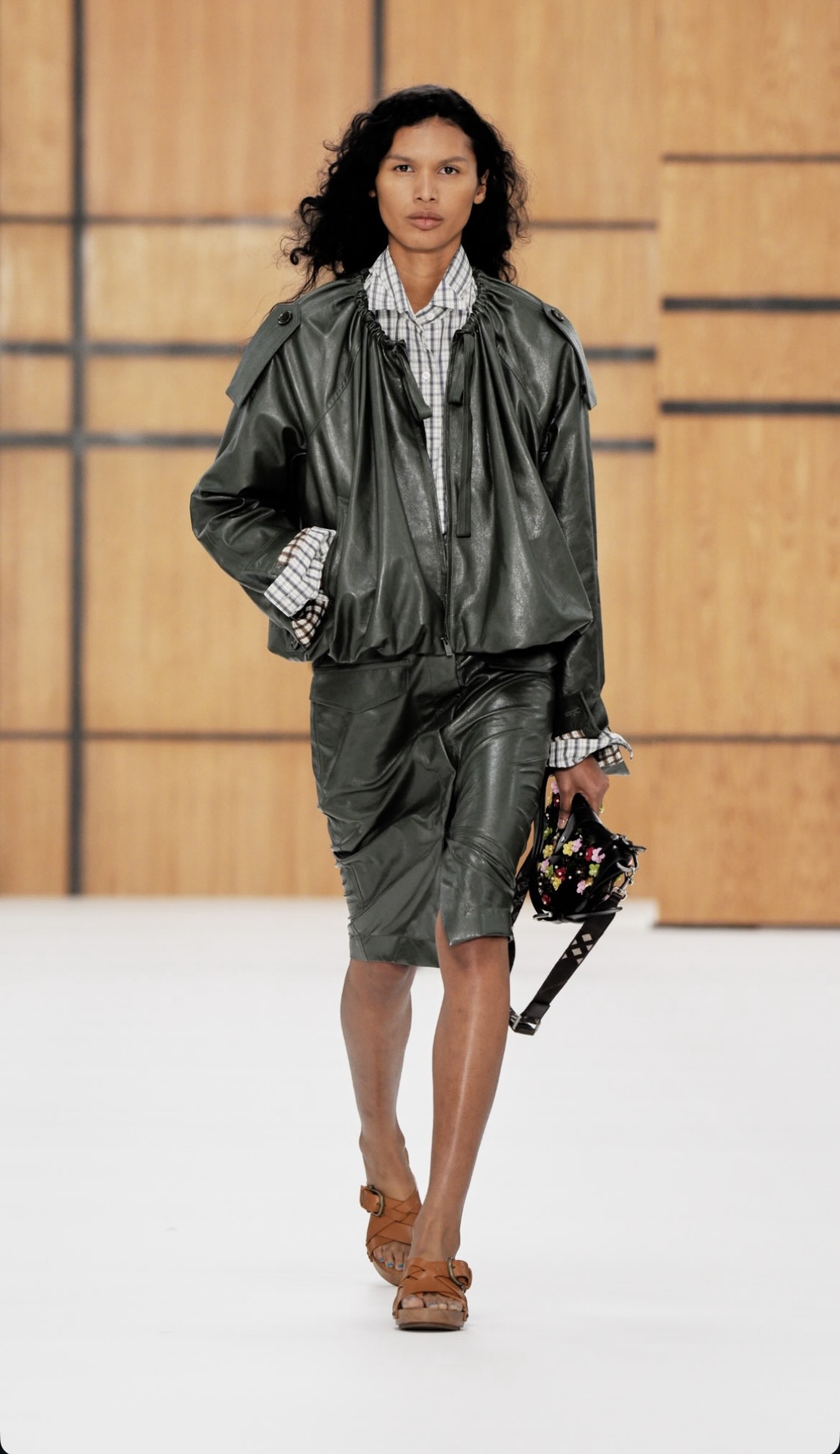 BURBERRY SS27 - WHEN HERITAGE STOPS BEHAVING Vanity Teen BURBERRY SS27 - WHEN HERITAGE STOPS BEHAVING BURBERRY SS27 - WHEN HERITAGE STOPS BEHAVING Vanity Teen