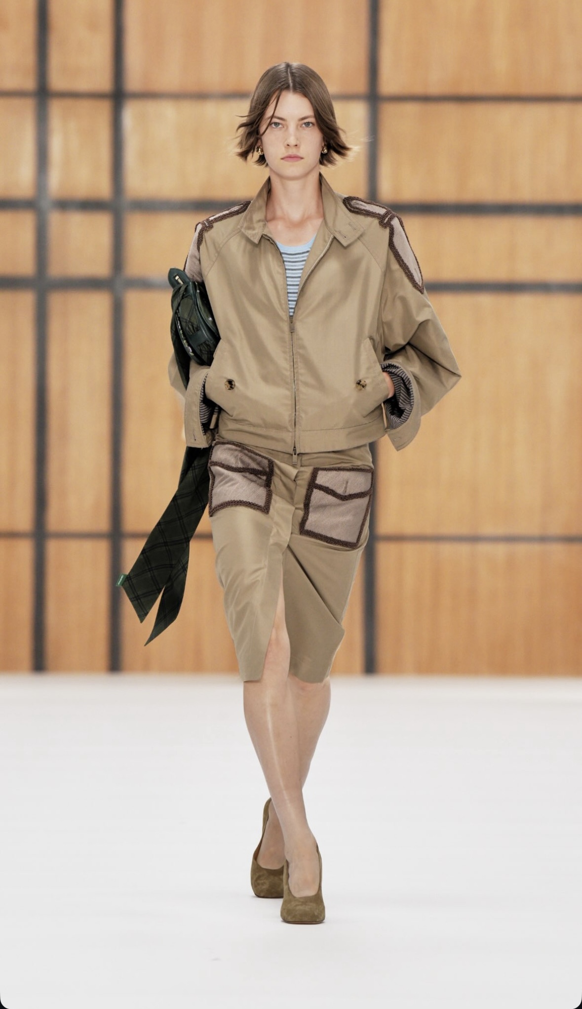 BURBERRY SS27 - WHEN HERITAGE STOPS BEHAVING Vanity Teen BURBERRY SS27 - WHEN HERITAGE STOPS BEHAVING BURBERRY SS27 - WHEN HERITAGE STOPS BEHAVING Vanity Teen