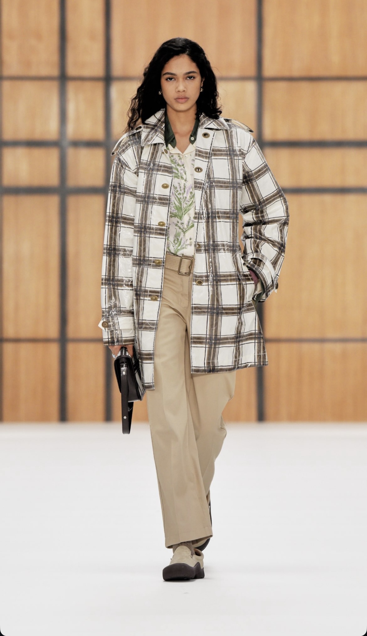 BURBERRY SS27 - WHEN HERITAGE STOPS BEHAVING Vanity Teen BURBERRY SS27 - WHEN HERITAGE STOPS BEHAVING BURBERRY SS27 - WHEN HERITAGE STOPS BEHAVING Vanity Teen