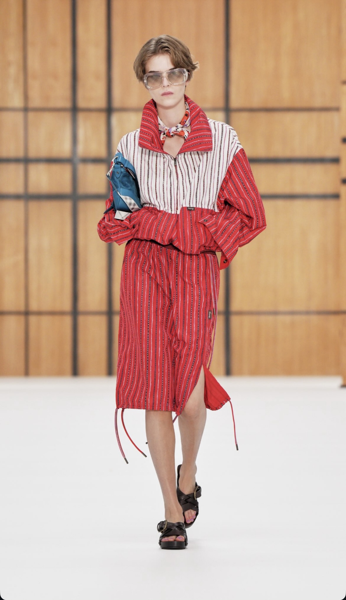 BURBERRY SS27 - WHEN HERITAGE STOPS BEHAVING Vanity Teen BURBERRY SS27 - WHEN HERITAGE STOPS BEHAVING BURBERRY SS27 - WHEN HERITAGE STOPS BEHAVING Vanity Teen