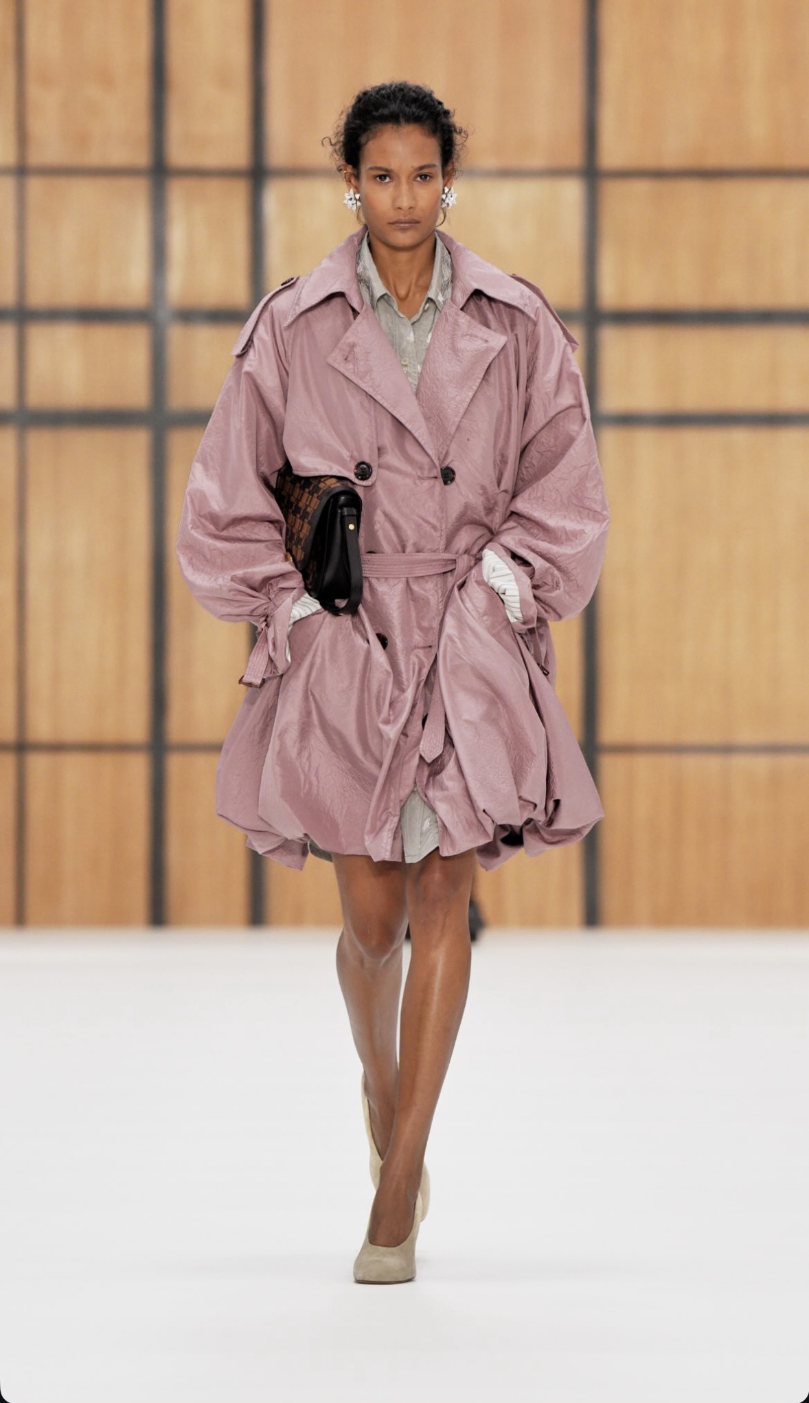 BURBERRY SS27 - WHEN HERITAGE STOPS BEHAVING Vanity Teen BURBERRY SS27 - WHEN HERITAGE STOPS BEHAVING BURBERRY SS27 - WHEN HERITAGE STOPS BEHAVING Vanity Teen