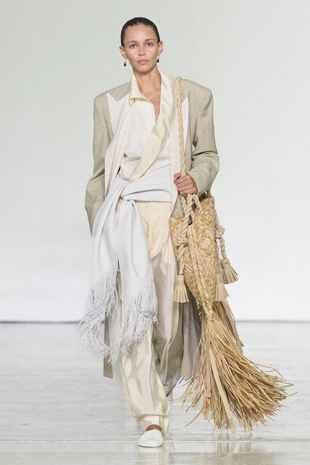 Bottega Veneta SS27: Intrecciato Takes a Lighter Turn Vanity Teen Bottega Veneta SS27: Intrecciato Takes a Lighter Turn Bottega Veneta SS27: Intrecciato Takes a Lighter Turn Vanity Teen