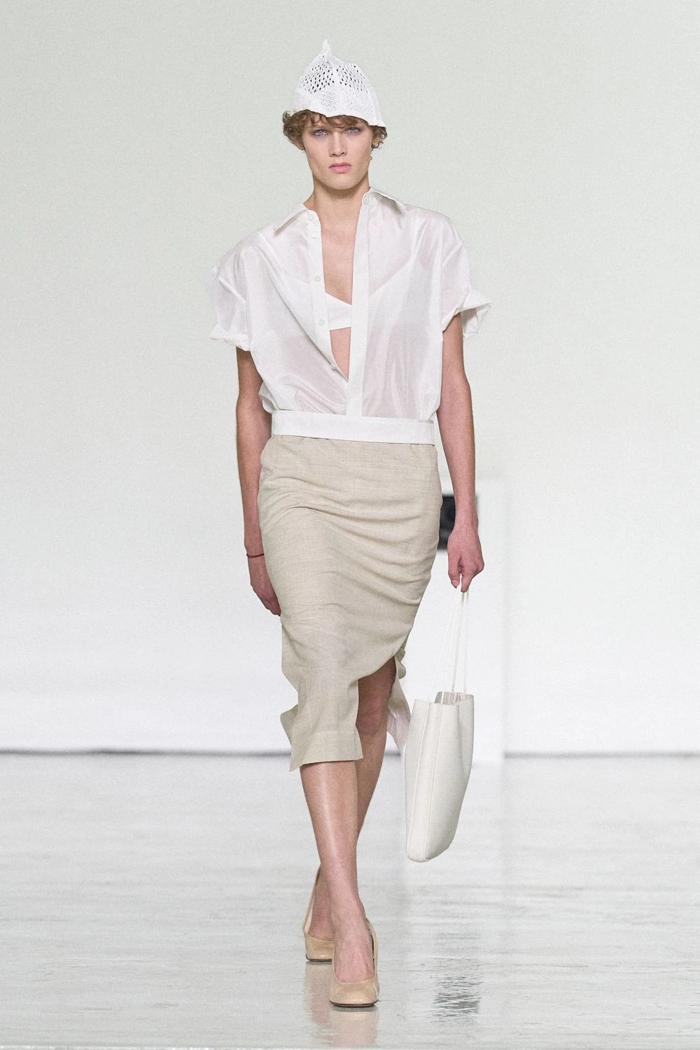 Bottega Veneta SS27: Intrecciato Takes a Lighter Turn Vanity Teen Bottega Veneta SS27: Intrecciato Takes a Lighter Turn Bottega Veneta SS27: Intrecciato Takes a Lighter Turn Vanity Teen
