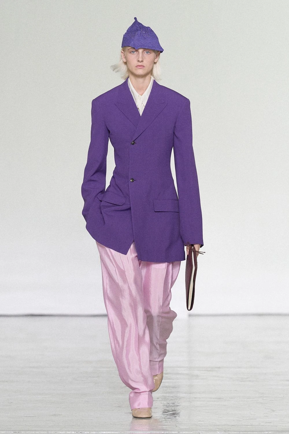 Bottega Veneta SS27: Intrecciato Takes a Lighter Turn Vanity Teen Bottega Veneta SS27: Intrecciato Takes a Lighter Turn Bottega Veneta SS27: Intrecciato Takes a Lighter Turn Vanity Teen