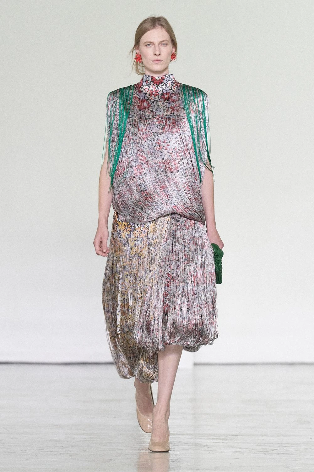 Bottega Veneta SS27: Intrecciato Takes a Lighter Turn Vanity Teen Bottega Veneta SS27: Intrecciato Takes a Lighter Turn Bottega Veneta SS27: Intrecciato Takes a Lighter Turn Vanity Teen