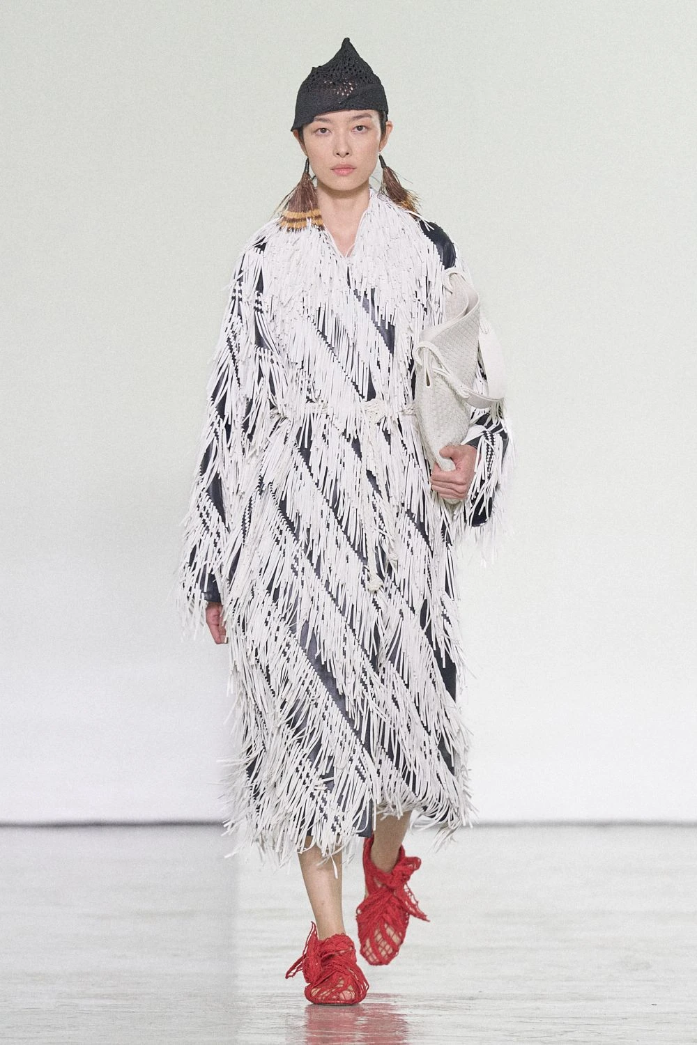 Bottega Veneta SS27: Intrecciato Takes a Lighter Turn Vanity Teen Bottega Veneta SS27: Intrecciato Takes a Lighter Turn Bottega Veneta SS27: Intrecciato Takes a Lighter Turn Vanity Teen