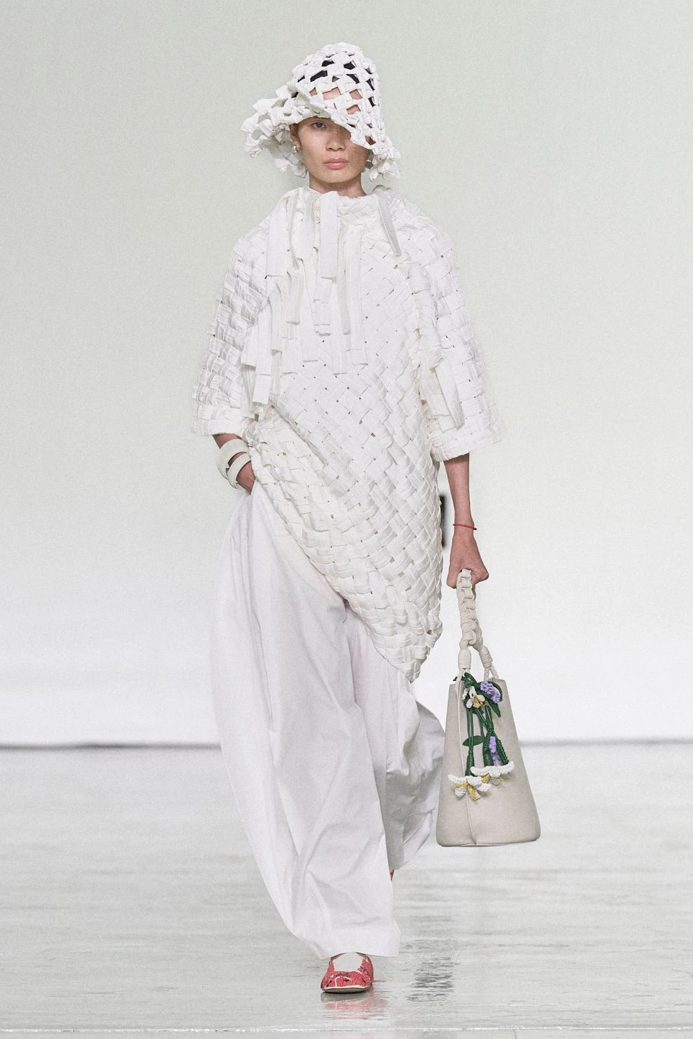 Bottega Veneta SS27: Intrecciato Takes a Lighter Turn Vanity Teen Bottega Veneta SS27: Intrecciato Takes a Lighter Turn Bottega Veneta SS27: Intrecciato Takes a Lighter Turn Vanity Teen