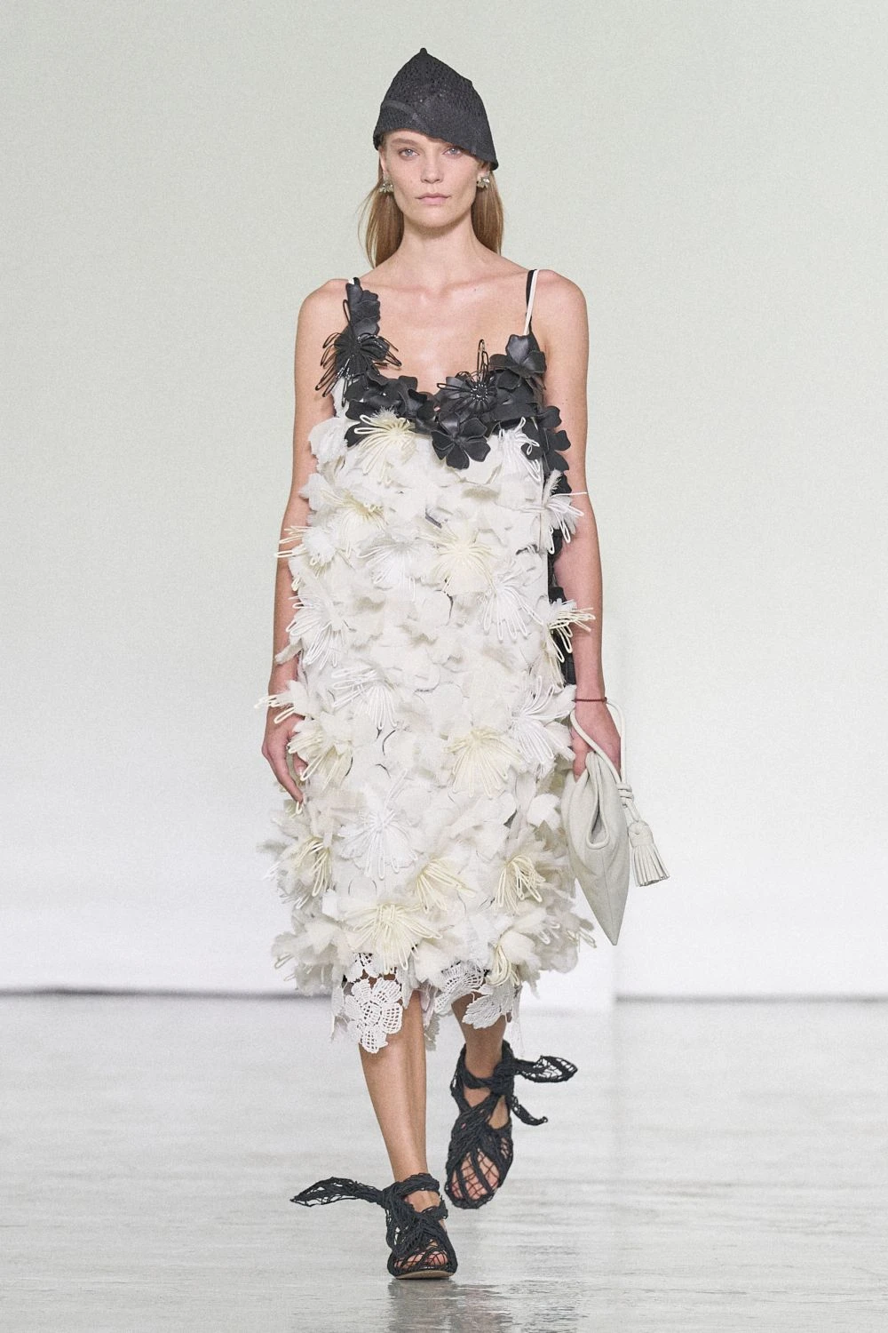 Bottega Veneta SS27: Intrecciato Takes a Lighter Turn Vanity Teen Bottega Veneta SS27: Intrecciato Takes a Lighter Turn Bottega Veneta SS27: Intrecciato Takes a Lighter Turn Vanity Teen