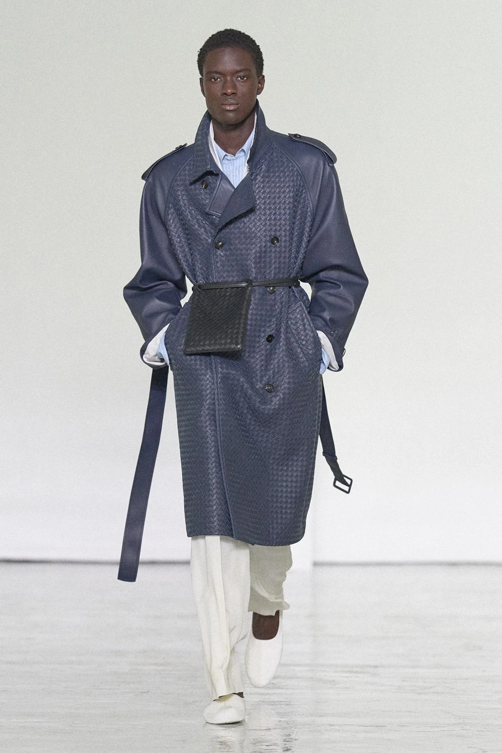 Bottega Veneta SS27: Intrecciato Takes a Lighter Turn Vanity Teen Bottega Veneta SS27: Intrecciato Takes a Lighter Turn Bottega Veneta SS27: Intrecciato Takes a Lighter Turn Vanity Teen