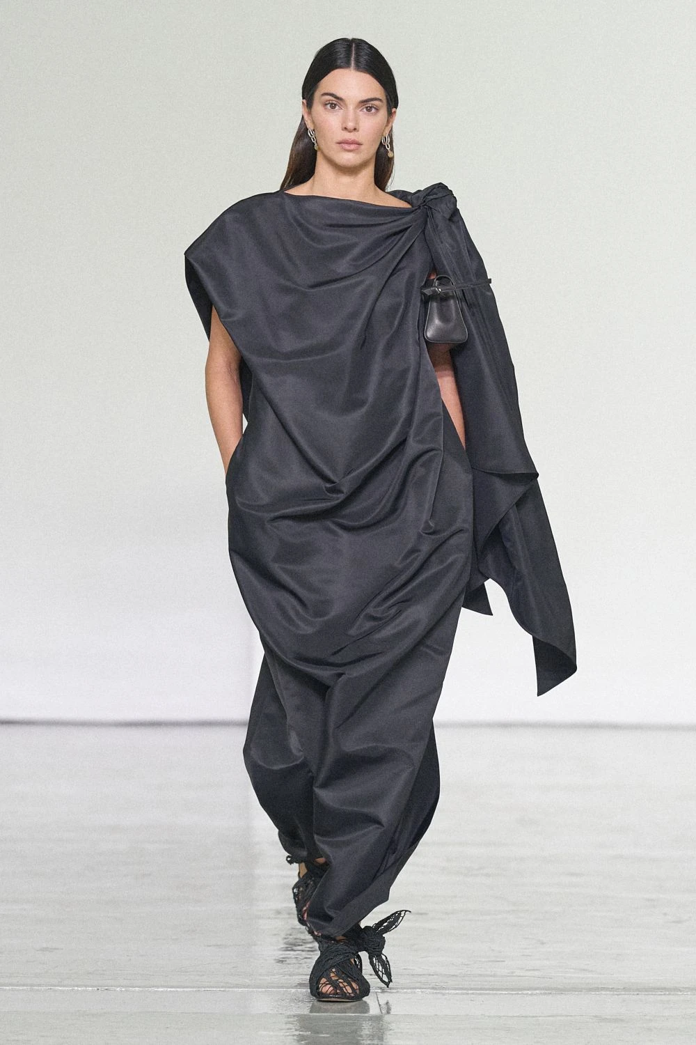 Bottega Veneta SS27: Intrecciato Takes a Lighter Turn Vanity Teen Bottega Veneta SS27: Intrecciato Takes a Lighter Turn Bottega Veneta SS27: Intrecciato Takes a Lighter Turn Vanity Teen