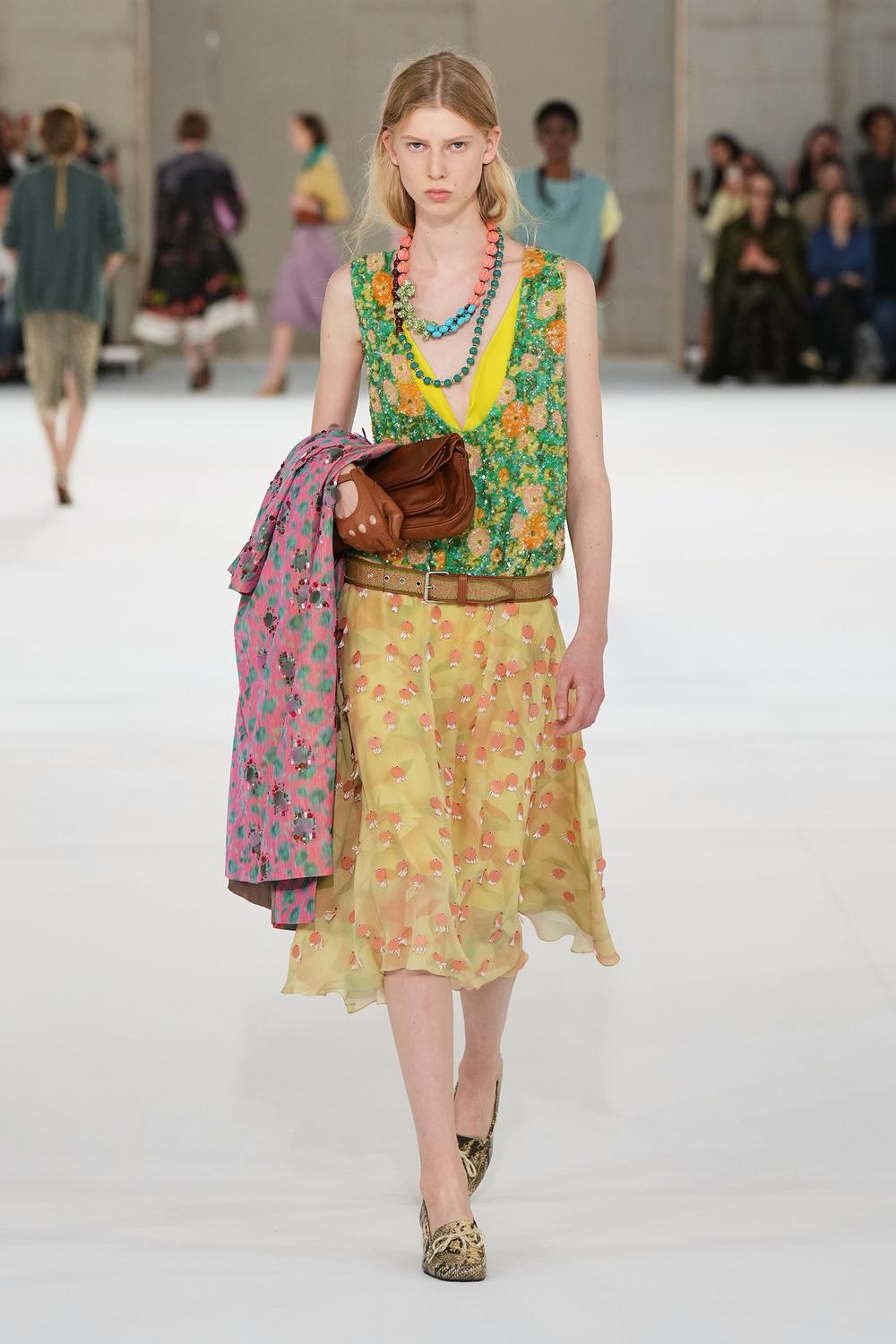 DRIES VAN NOTEN SS27 - WHAT IF FLOWERS FELL APART? Vanity Teen DRIES VAN NOTEN SS27 - WHAT IF FLOWERS FELL APART? DRIES VAN NOTEN SS27 - WHAT IF FLOWERS FELL APART? Vanity Teen