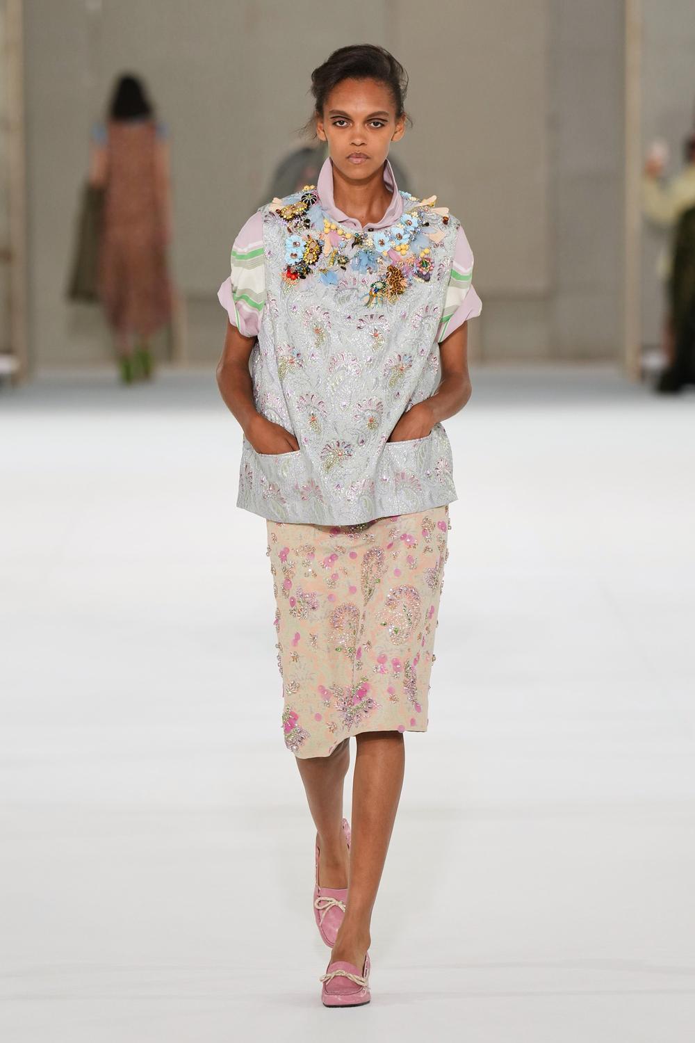 DRIES VAN NOTEN SS27 - WHAT IF FLOWERS FELL APART? Vanity Teen DRIES VAN NOTEN SS27 - WHAT IF FLOWERS FELL APART? DRIES VAN NOTEN SS27 - WHAT IF FLOWERS FELL APART? Vanity Teen