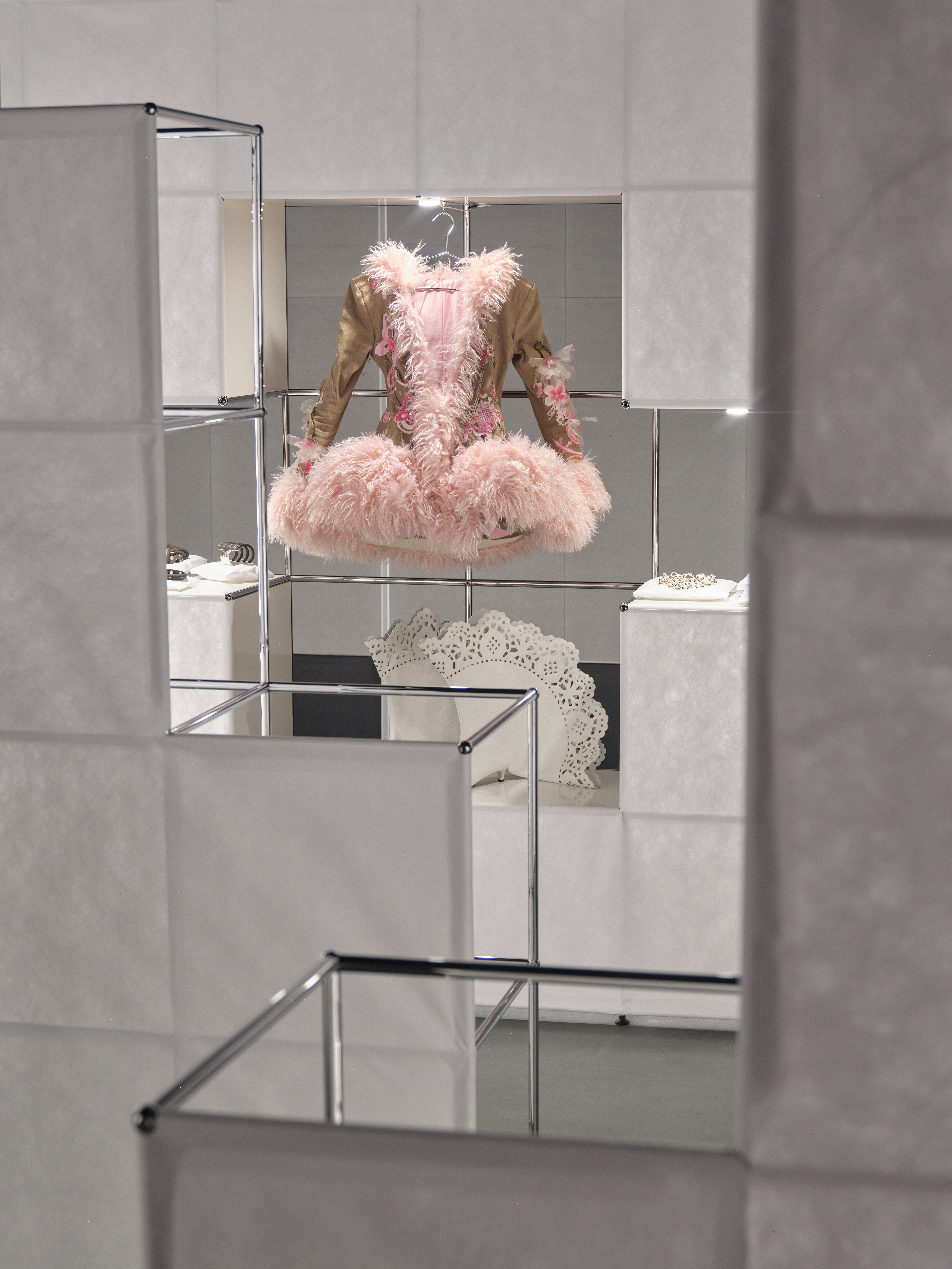 WHAT COMES AFTER FASHION? Vanity Teen 虚荣青年 WHAT COMES AFTER FASHION? WHAT COMES AFTER FASHION? Vanity Teen 虚荣青年
