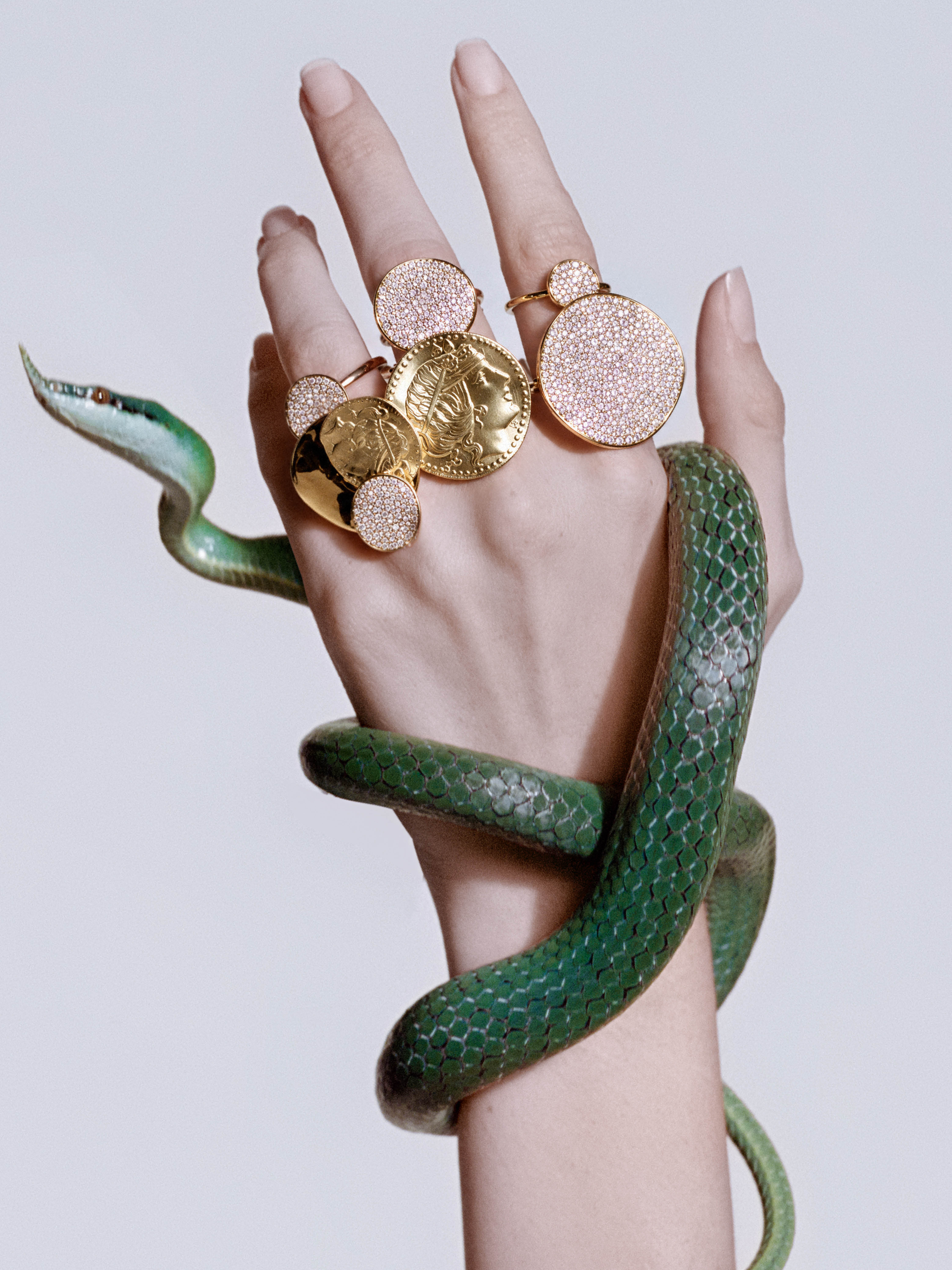 Ippolita FW 2026 Enters the Realm of Greek Mythology Vanity Teen 虚荣青年 Ippolita FW 2026 Enters the Realm of Greek Mythology Ippolita FW 2026 Enters the Realm of Greek Mythology Vanity Teen 虚荣青年