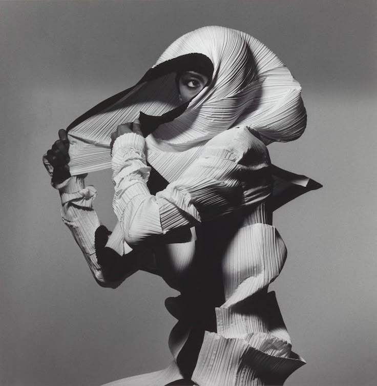 Issey Miyake Fashion - White and Black - New York - 1990