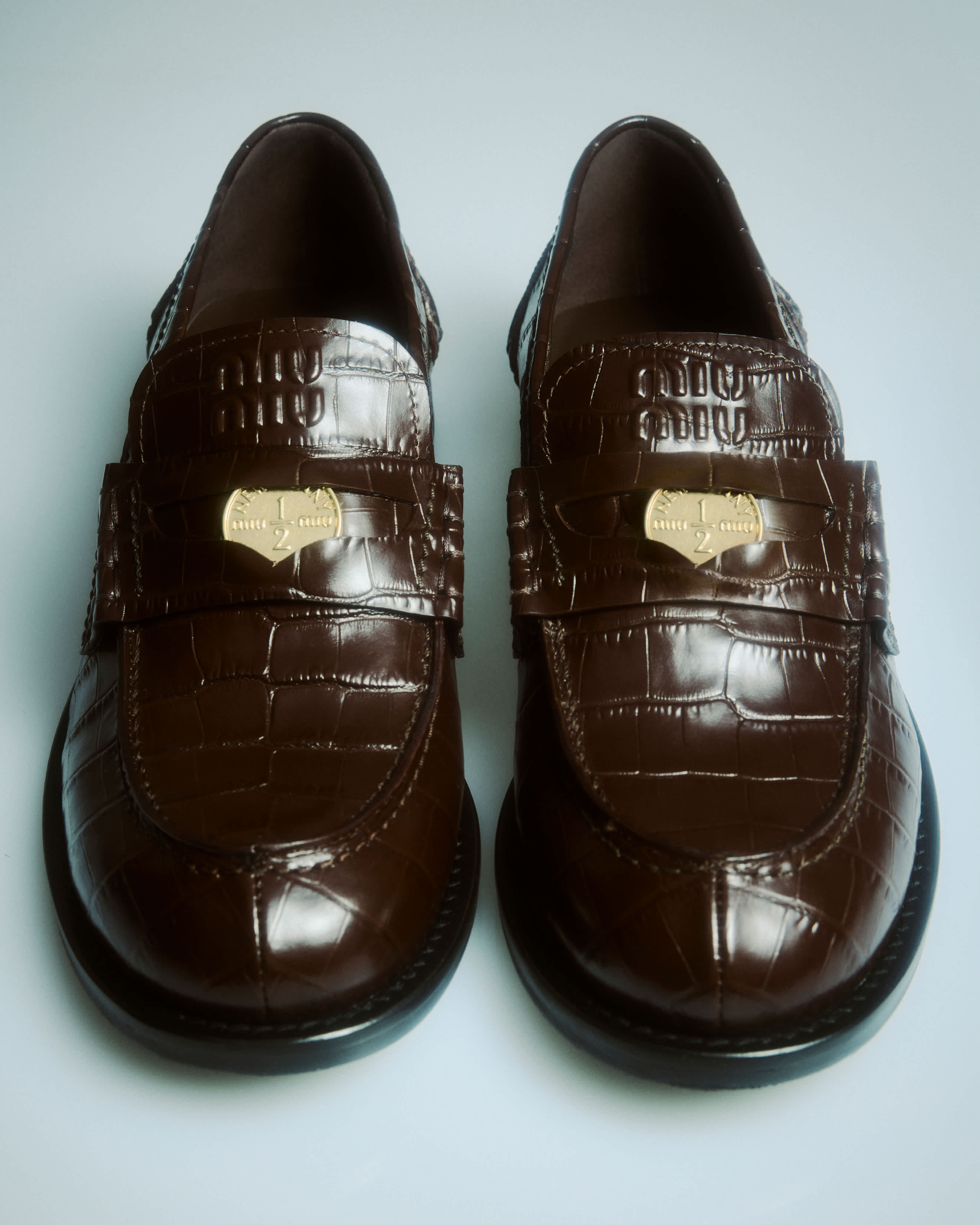 Miu Miu Updates the Loafer for the New Season: Preppy Femininity with an Irreverent Twist Vanity Teen 虚荣青年 Miu Miu Updates the Loafer for the New Season: Preppy Femininity with an Irreverent Twist Miu Miu Updates the Loafer for the New Season: Preppy Femininity with an Irreverent Twist Vanity Teen 虚荣青年