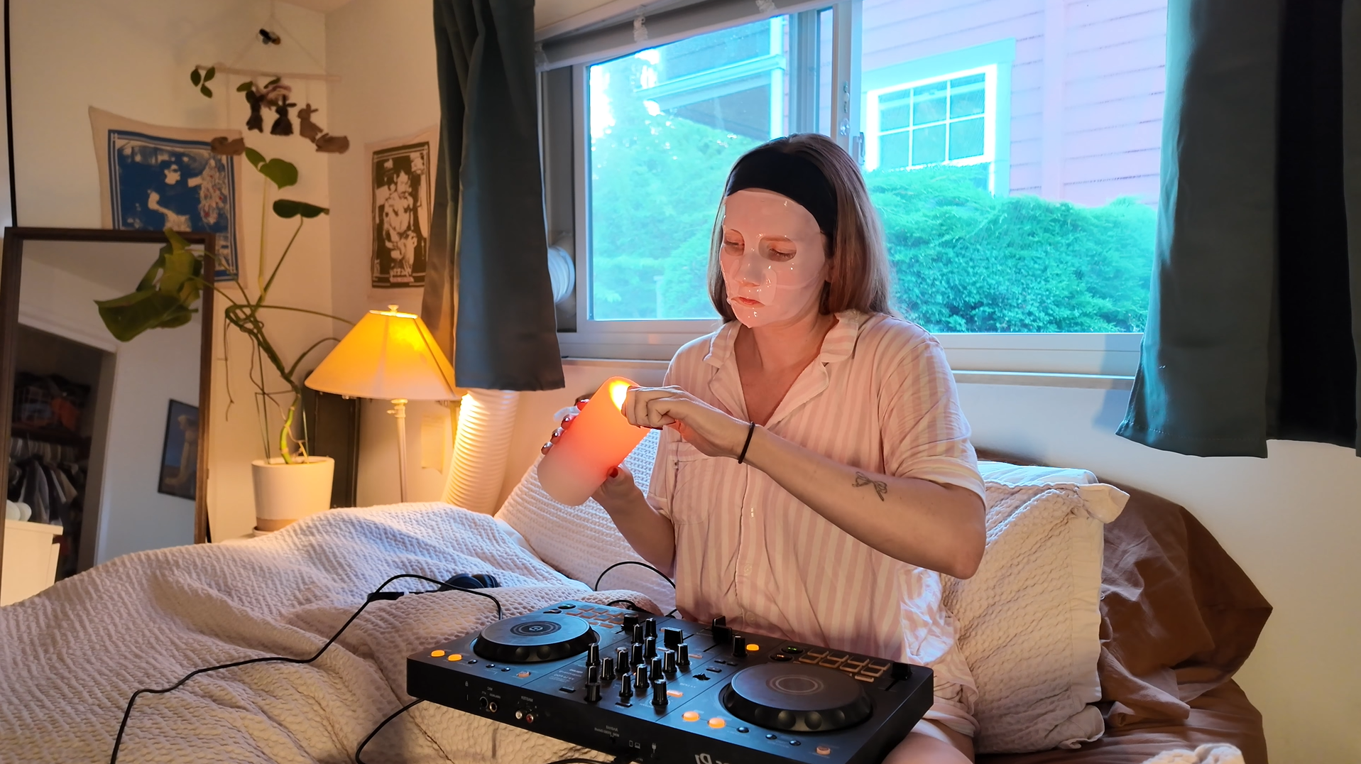 Everyone Wants to Be a DJ Now. Why? Vanity Teen 虚荣青年 ethereal beats from bed while doing a Medicube facemask (please sponsor me) - dj kisscam