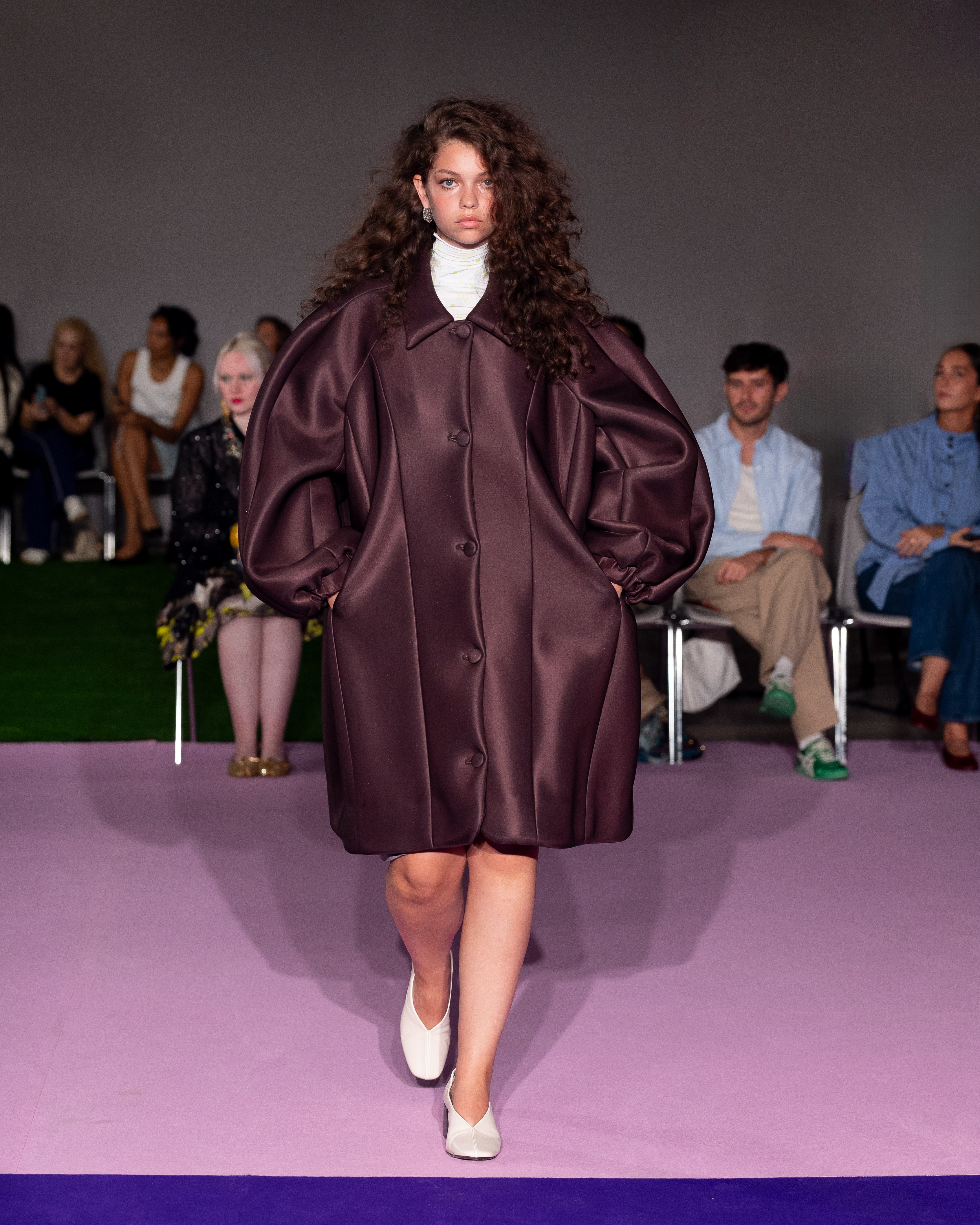 Ester Manas SS27: a Wardrobe of Carefully Orchestrated Chaos Vanity Teen Ester Manas SS27: a Wardrobe of Carefully Orchestrated Chaos Ester Manas SS27: a Wardrobe of Carefully Orchestrated Chaos Vanity Teen