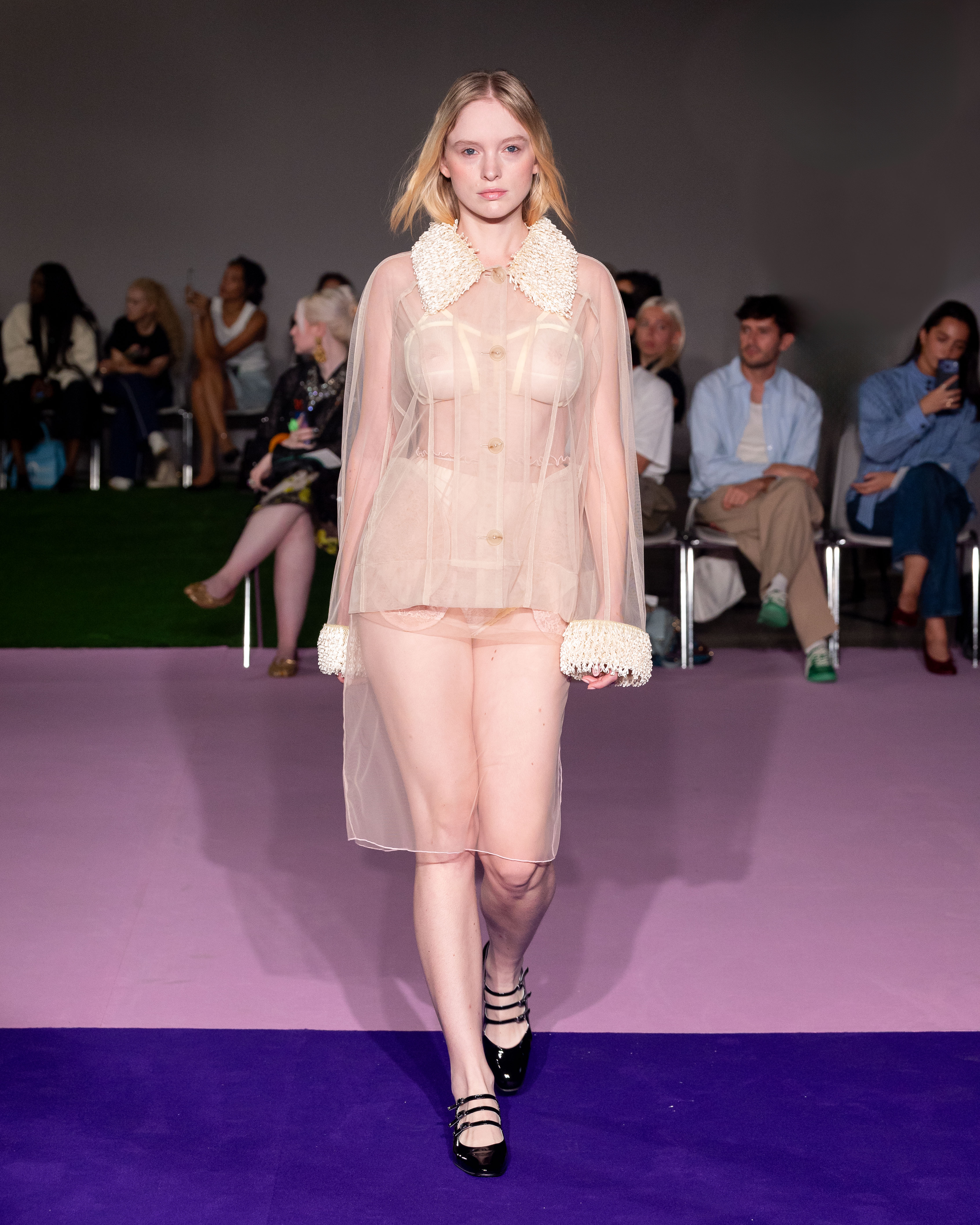 Ester Manas SS27: a Wardrobe of Carefully Orchestrated Chaos Vanity Teen Ester Manas SS27: a Wardrobe of Carefully Orchestrated Chaos Ester Manas SS27: a Wardrobe of Carefully Orchestrated Chaos Vanity Teen