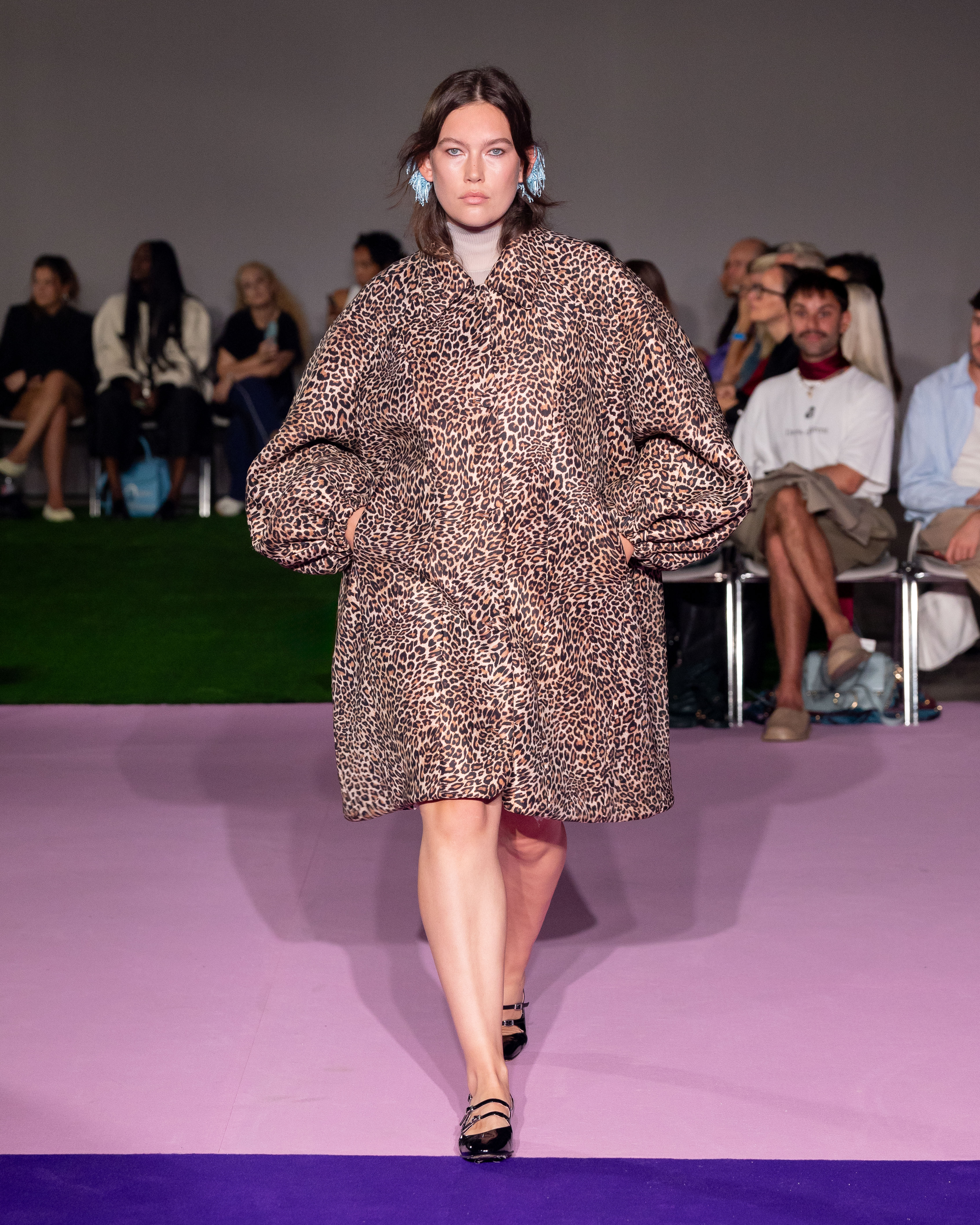Ester Manas SS27: a Wardrobe of Carefully Orchestrated Chaos Vanity Teen Ester Manas SS27: a Wardrobe of Carefully Orchestrated Chaos Ester Manas SS27: a Wardrobe of Carefully Orchestrated Chaos Vanity Teen