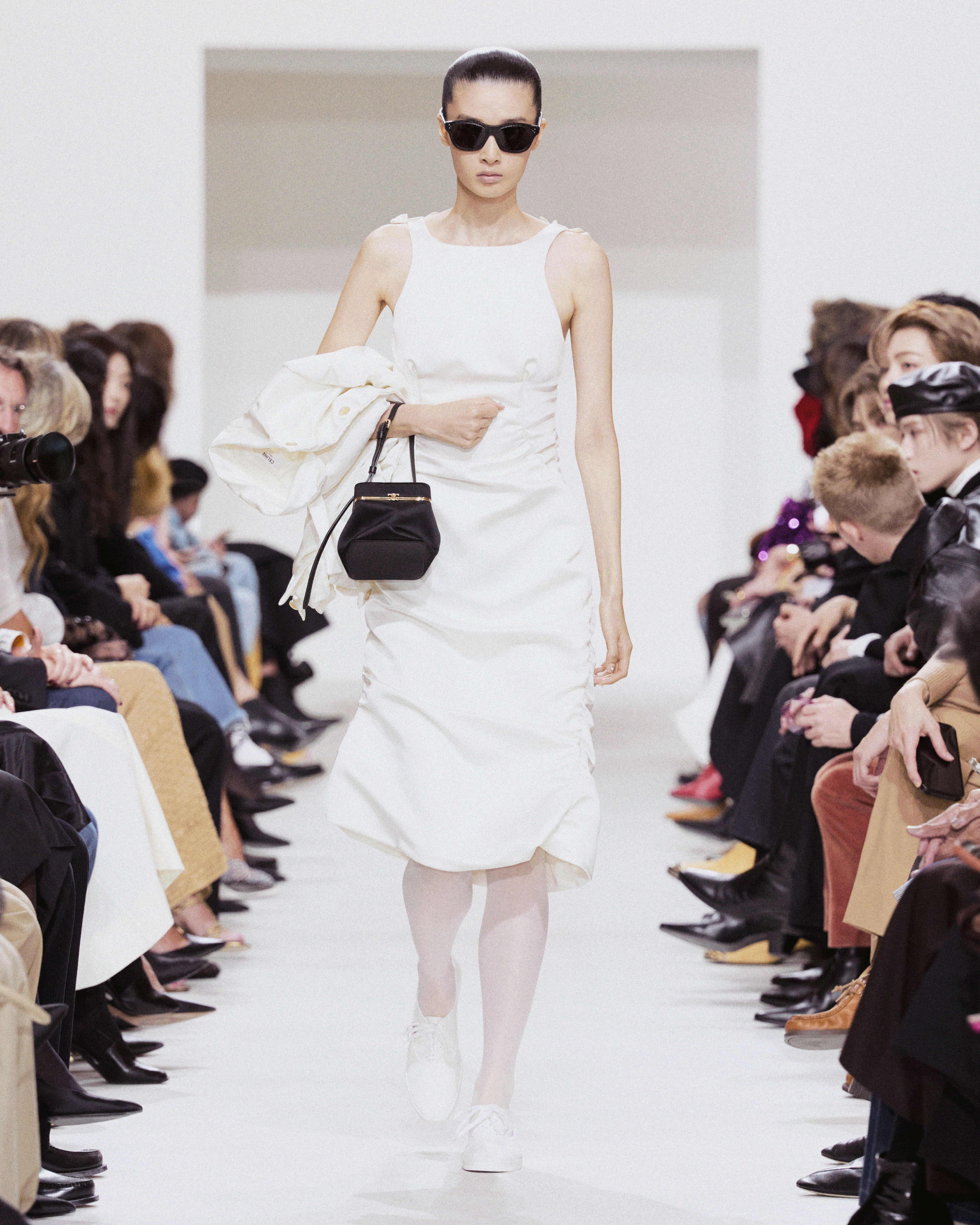 CELINE SPRING SUMMER 27 - THE CLOTHES ARE THE CHARACTER Vanity Teen CELINE SPRING SUMMER 27 - THE CLOTHES ARE THE CHARACTER CELINE SPRING SUMMER 27 - THE CLOTHES ARE THE CHARACTER Vanity Teen