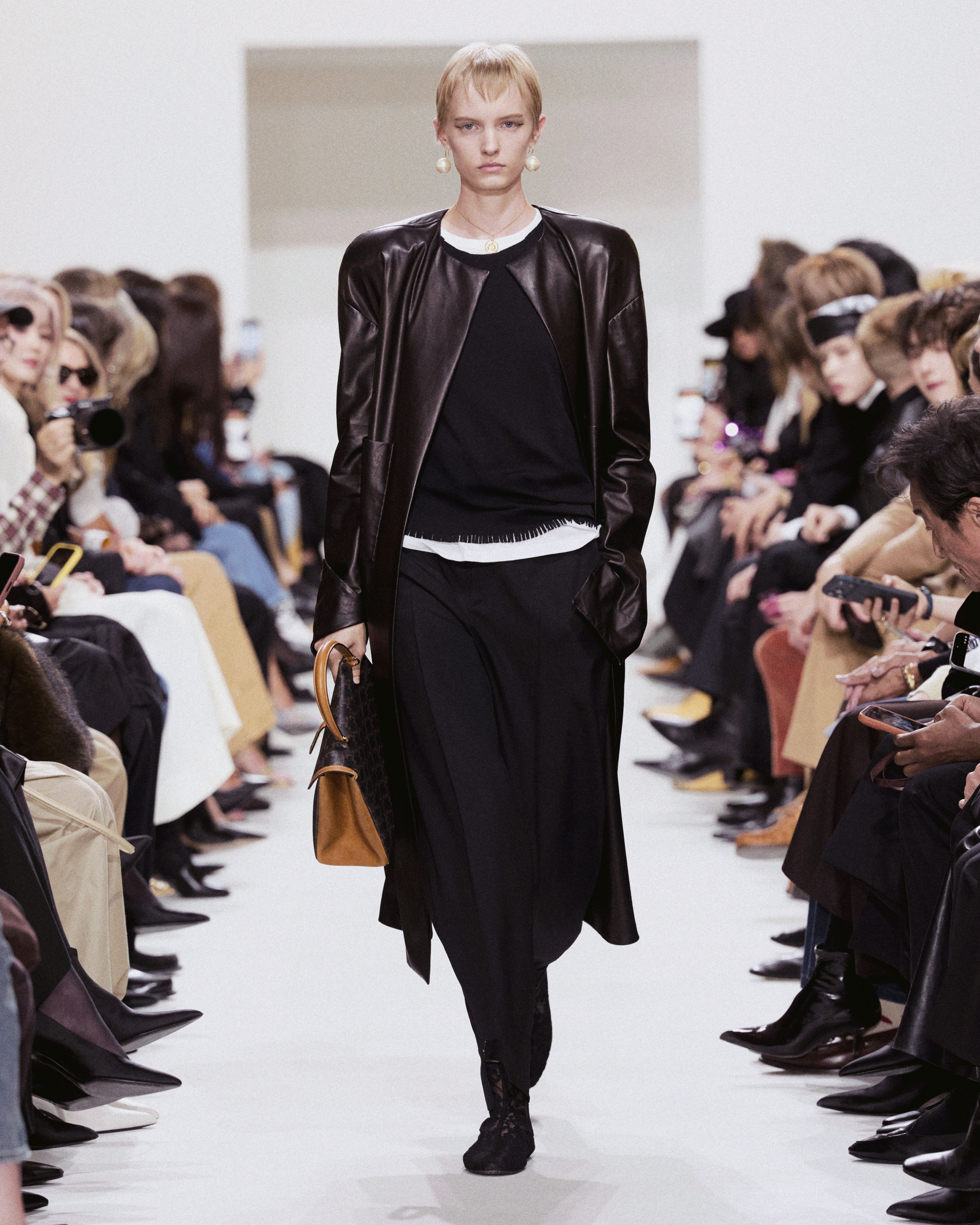 CELINE SPRING SUMMER 27 - THE CLOTHES ARE THE CHARACTER Vanity Teen CELINE SPRING SUMMER 27 - THE CLOTHES ARE THE CHARACTER CELINE SPRING SUMMER 27 - THE CLOTHES ARE THE CHARACTER Vanity Teen