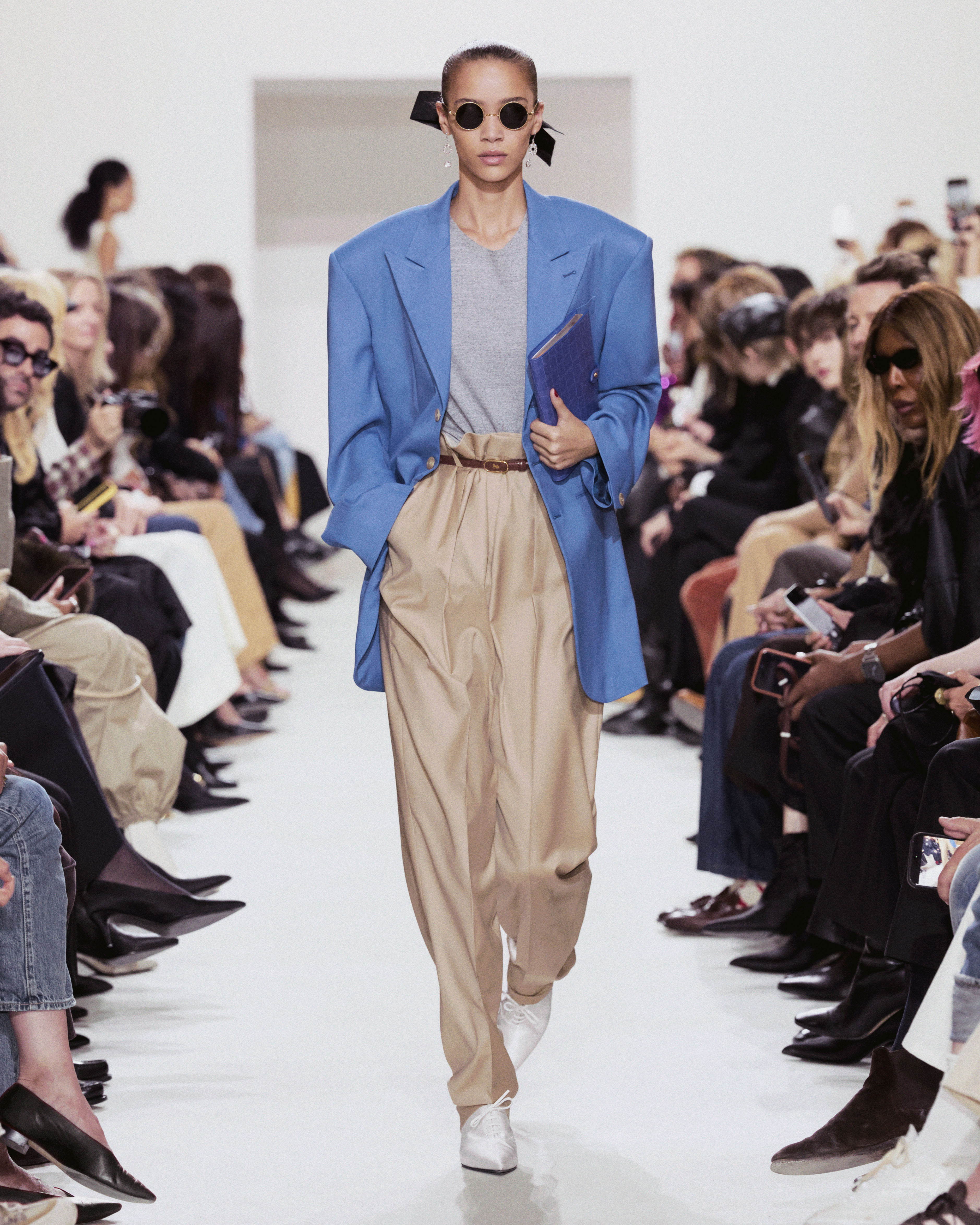CELINE SPRING SUMMER 27 - THE CLOTHES ARE THE CHARACTER Vanity Teen CELINE SPRING SUMMER 27 - THE CLOTHES ARE THE CHARACTER CELINE SPRING SUMMER 27 - THE CLOTHES ARE THE CHARACTER Vanity Teen