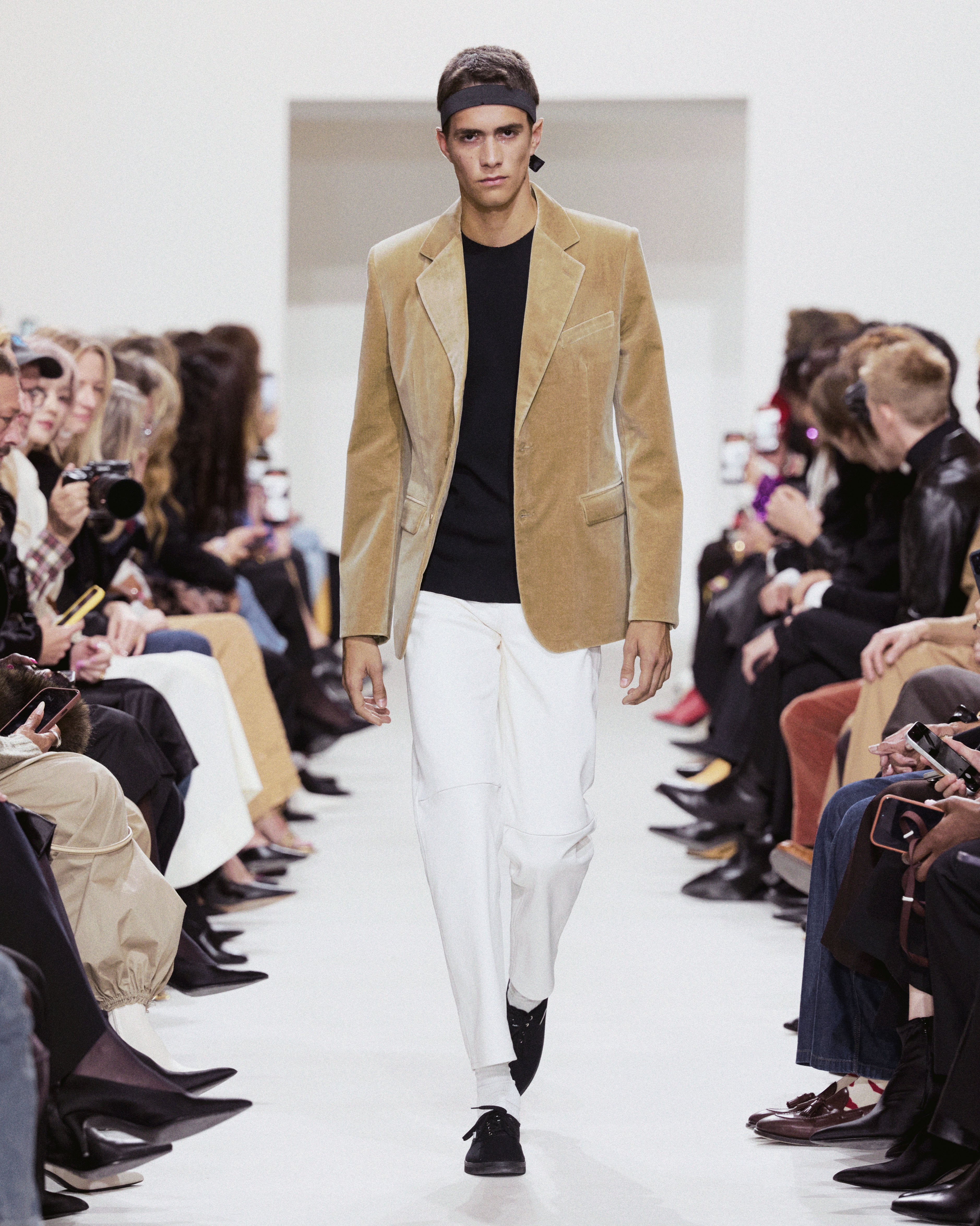 CELINE SPRING SUMMER 27 - THE CLOTHES ARE THE CHARACTER Vanity Teen CELINE SPRING SUMMER 27 - THE CLOTHES ARE THE CHARACTER CELINE SPRING SUMMER 27 - THE CLOTHES ARE THE CHARACTER Vanity Teen