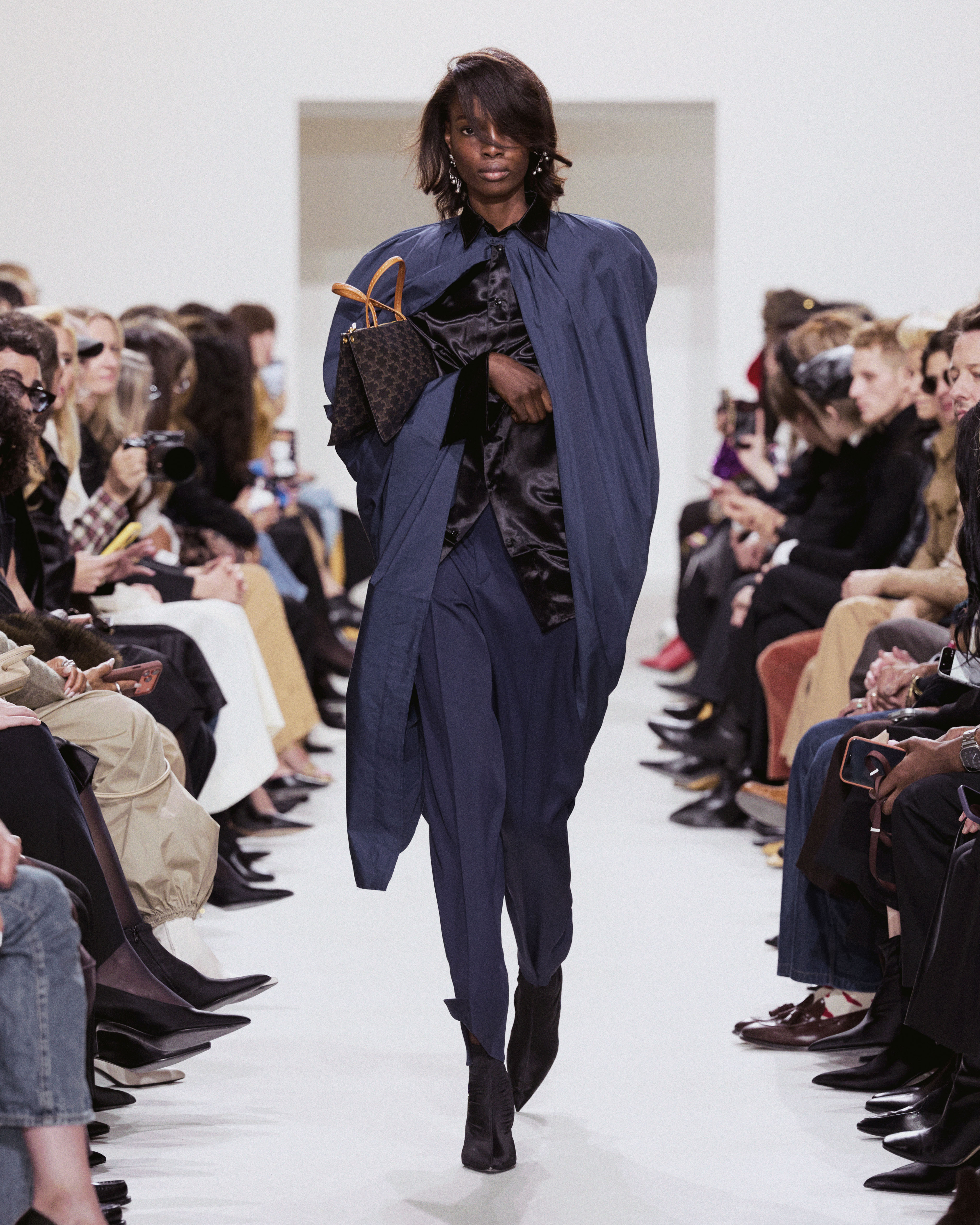 CELINE SPRING SUMMER 27 - THE CLOTHES ARE THE CHARACTER Vanity Teen CELINE SPRING SUMMER 27 - THE CLOTHES ARE THE CHARACTER CELINE SPRING SUMMER 27 - THE CLOTHES ARE THE CHARACTER Vanity Teen