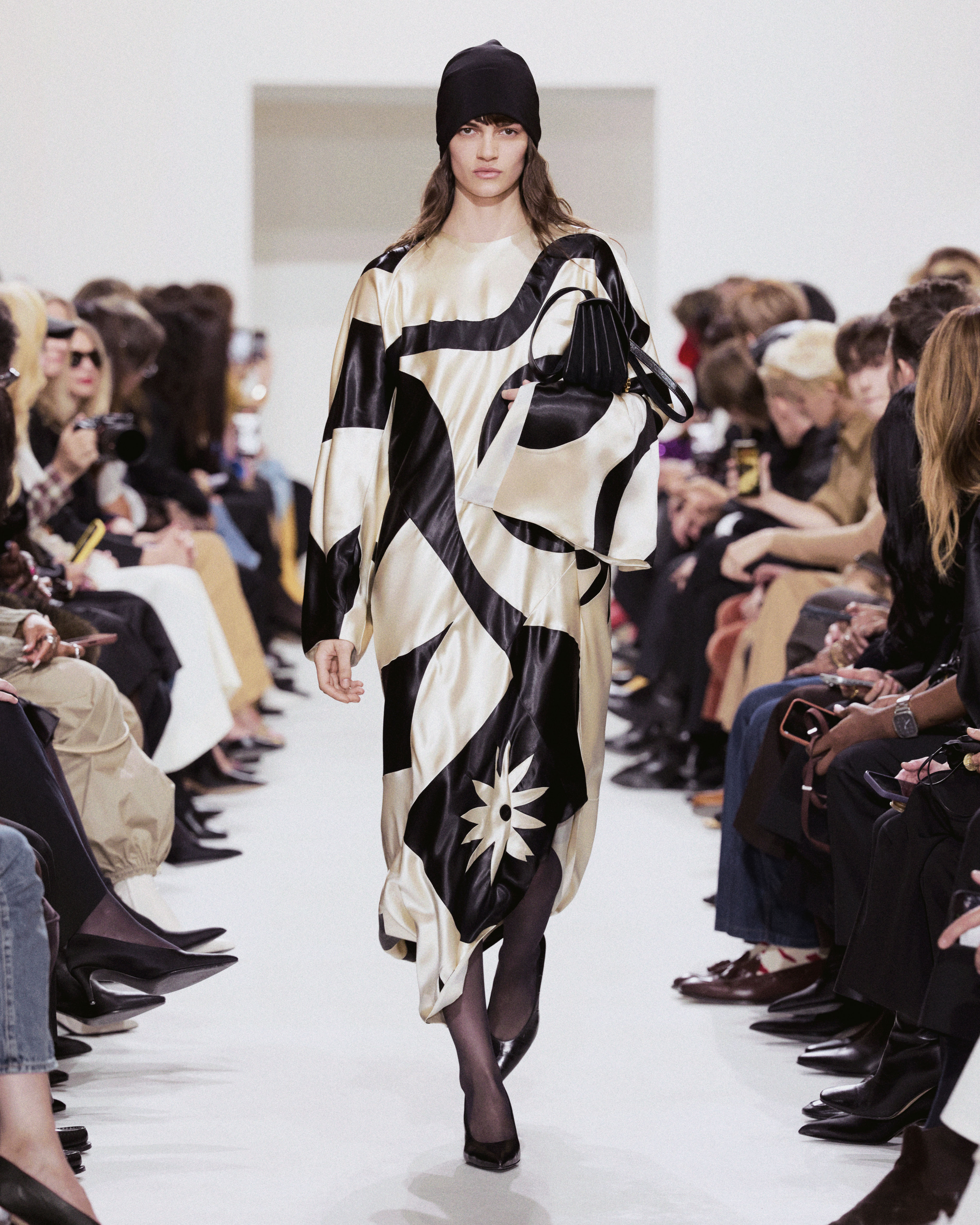 CELINE SPRING SUMMER 27 - THE CLOTHES ARE THE CHARACTER Vanity Teen CELINE SPRING SUMMER 27 - THE CLOTHES ARE THE CHARACTER CELINE SPRING SUMMER 27 - THE CLOTHES ARE THE CHARACTER Vanity Teen