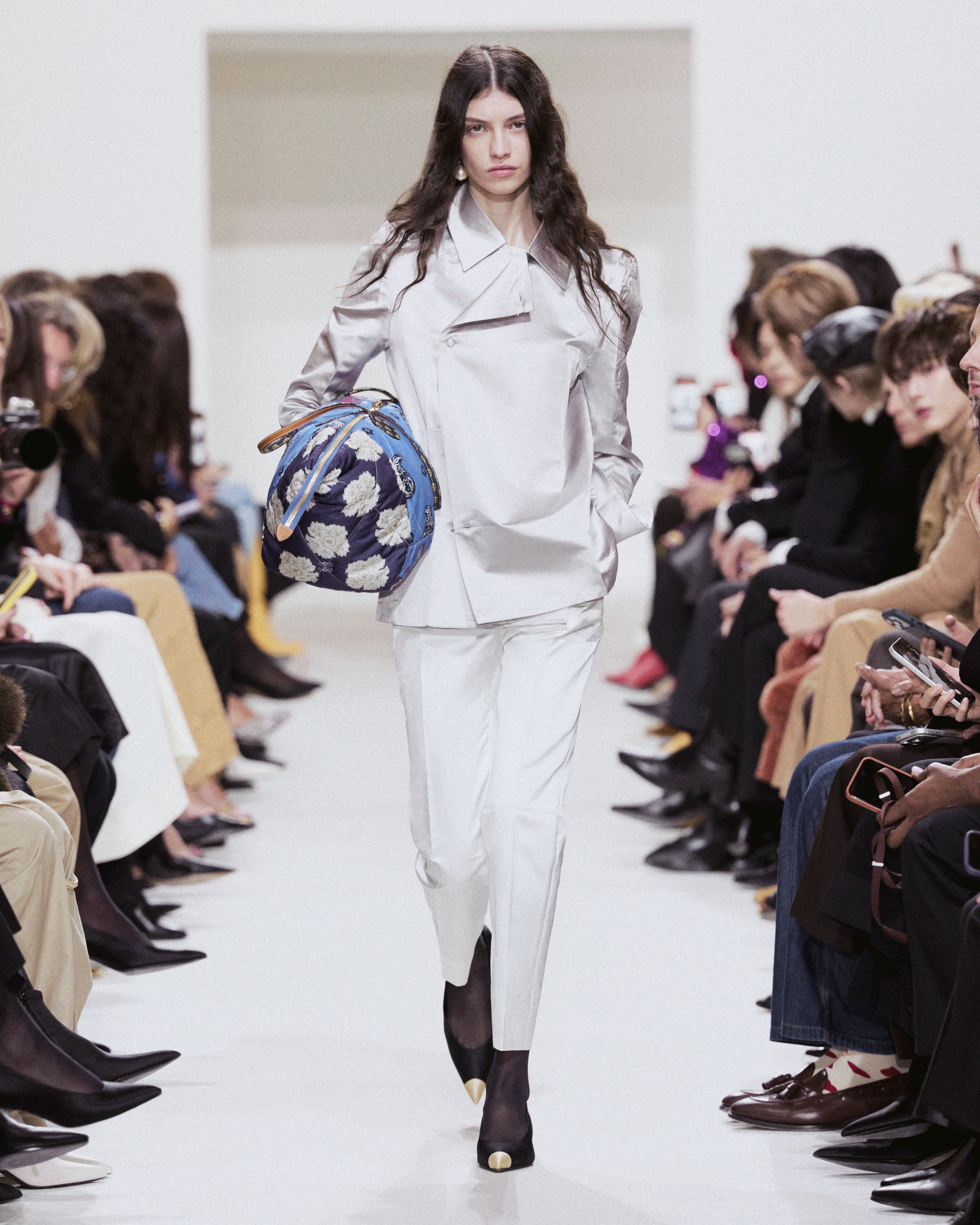 CELINE SPRING SUMMER 27 - THE CLOTHES ARE THE CHARACTER Vanity Teen CELINE SPRING SUMMER 27 - THE CLOTHES ARE THE CHARACTER CELINE SPRING SUMMER 27 - THE CLOTHES ARE THE CHARACTER Vanity Teen